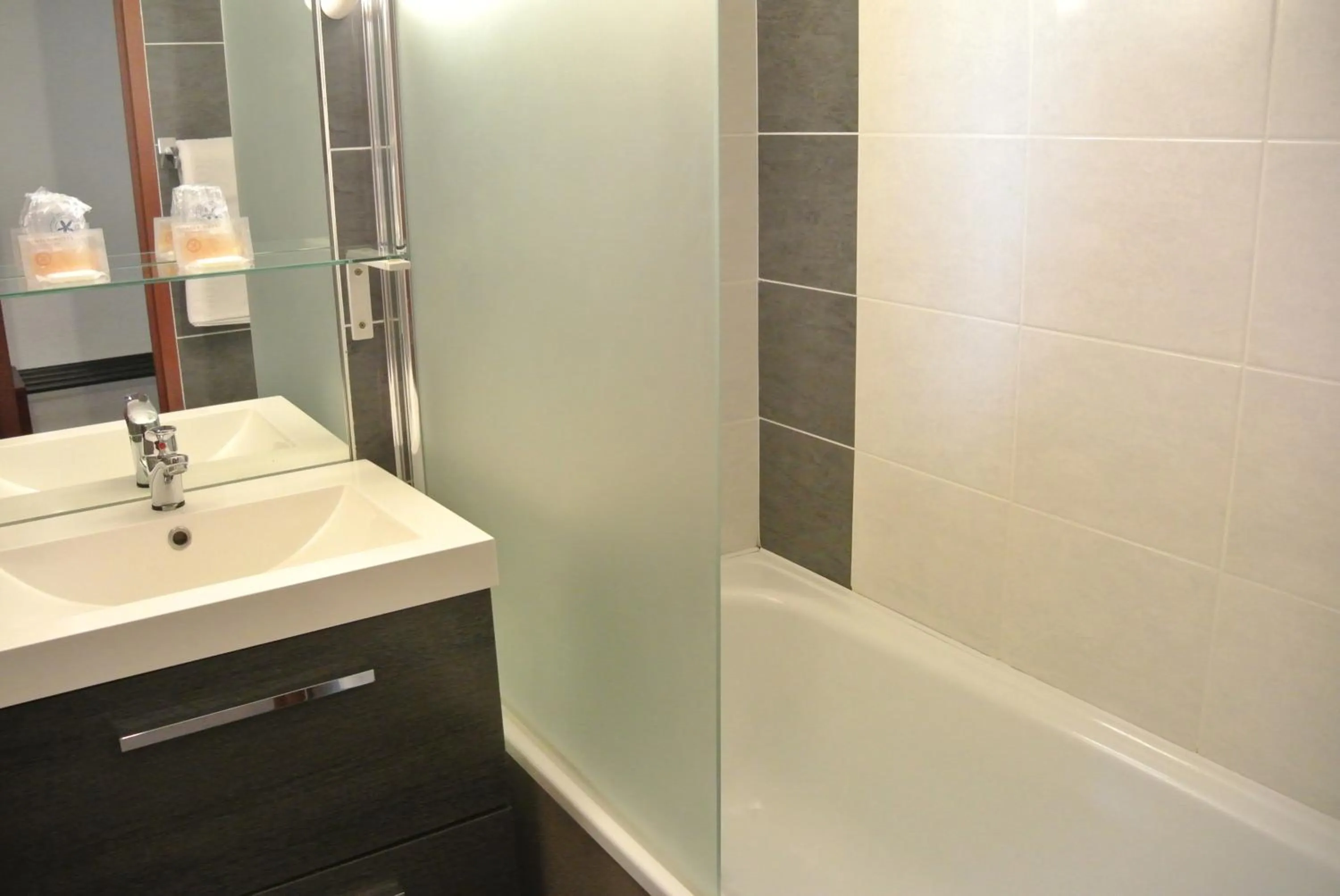 Bathroom in The Originals City, Hôtel Castel Burgond, Dijon Ouest