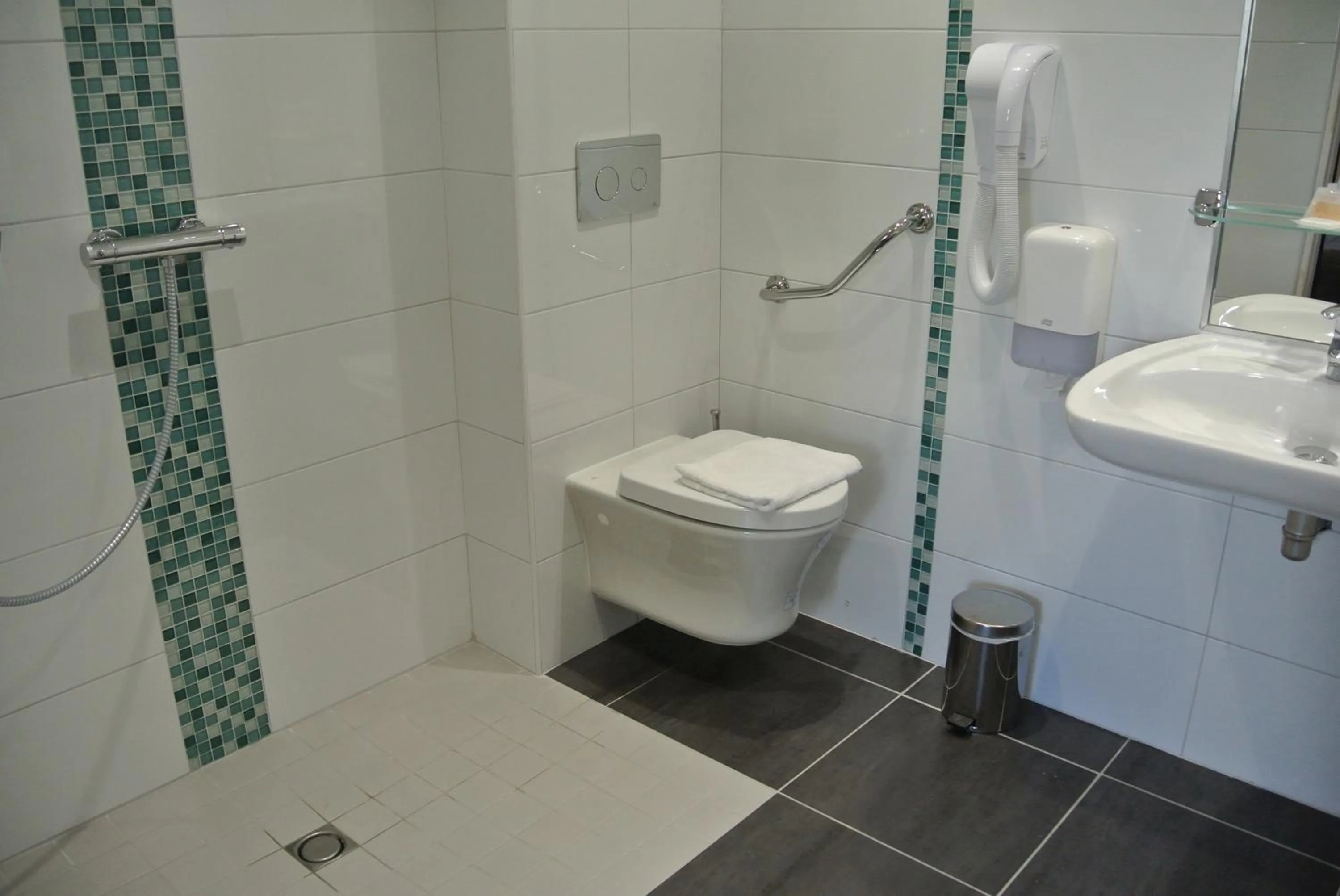 Shower in The Originals City, Hôtel Castel Burgond, Dijon Ouest