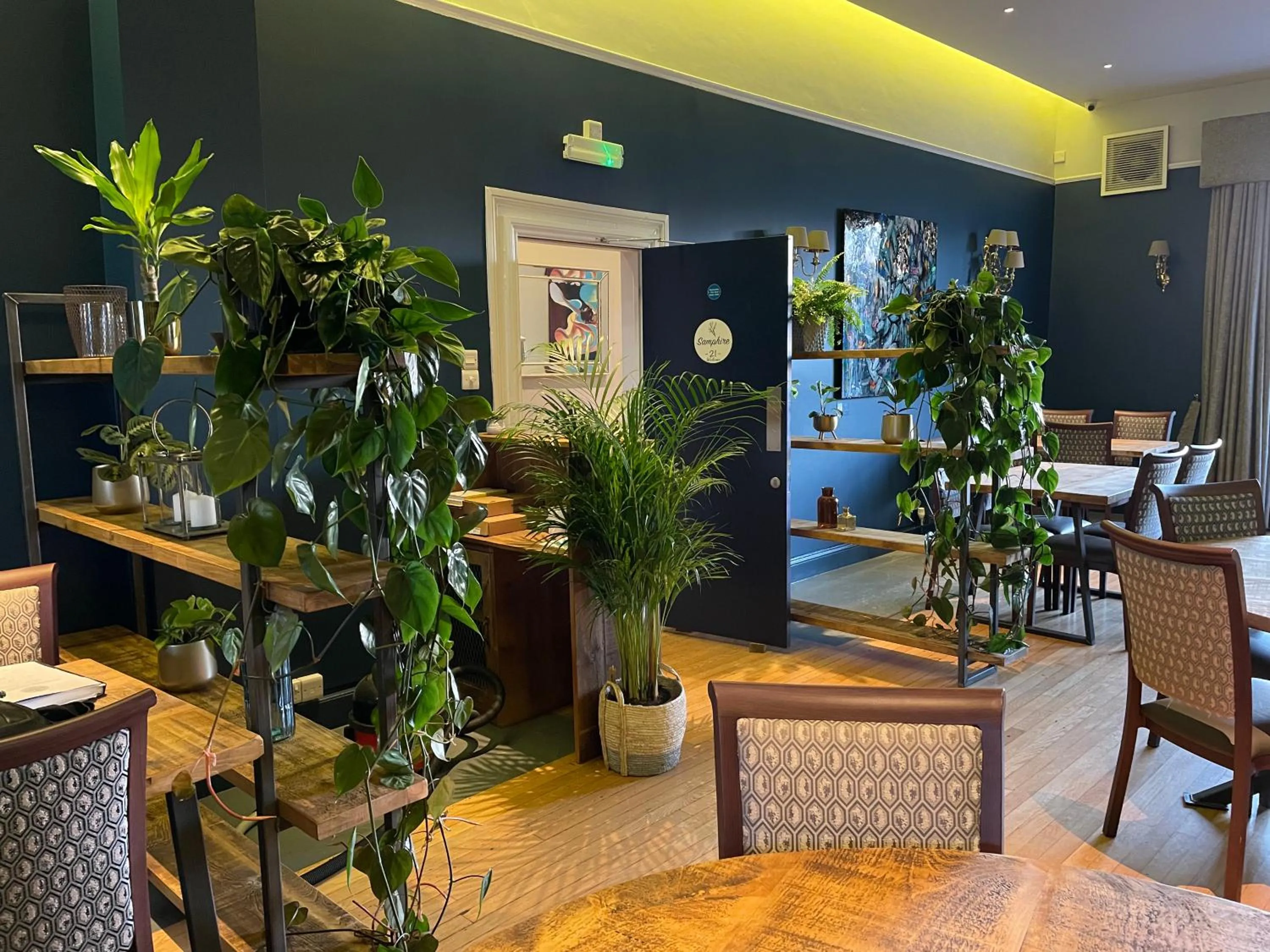 Restaurant/places to eat in Manor Hotel