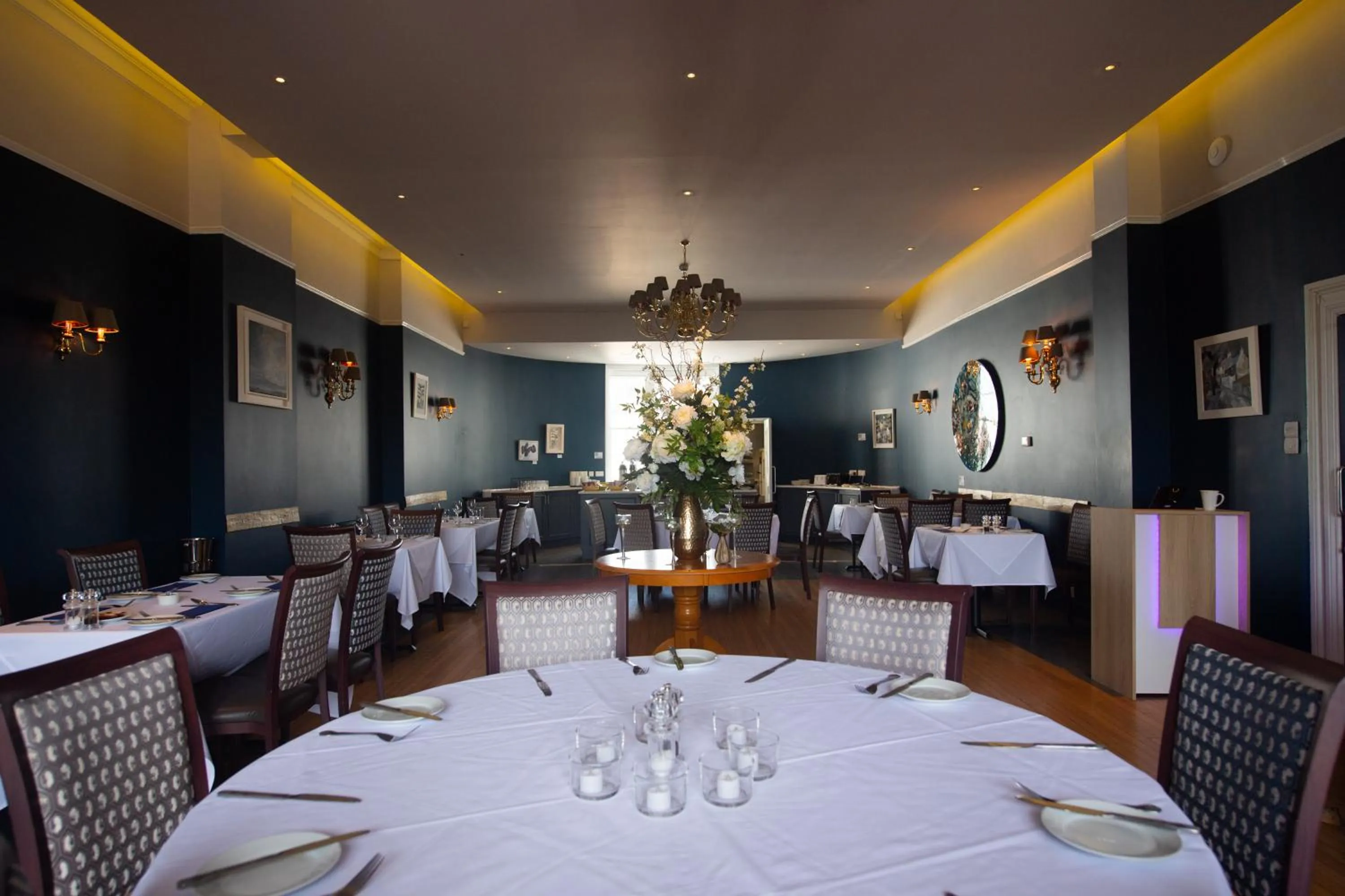 Restaurant/places to eat in Manor Hotel