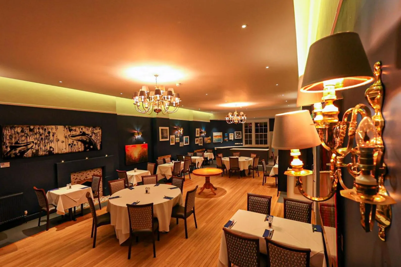 Restaurant/places to eat in Manor Hotel
