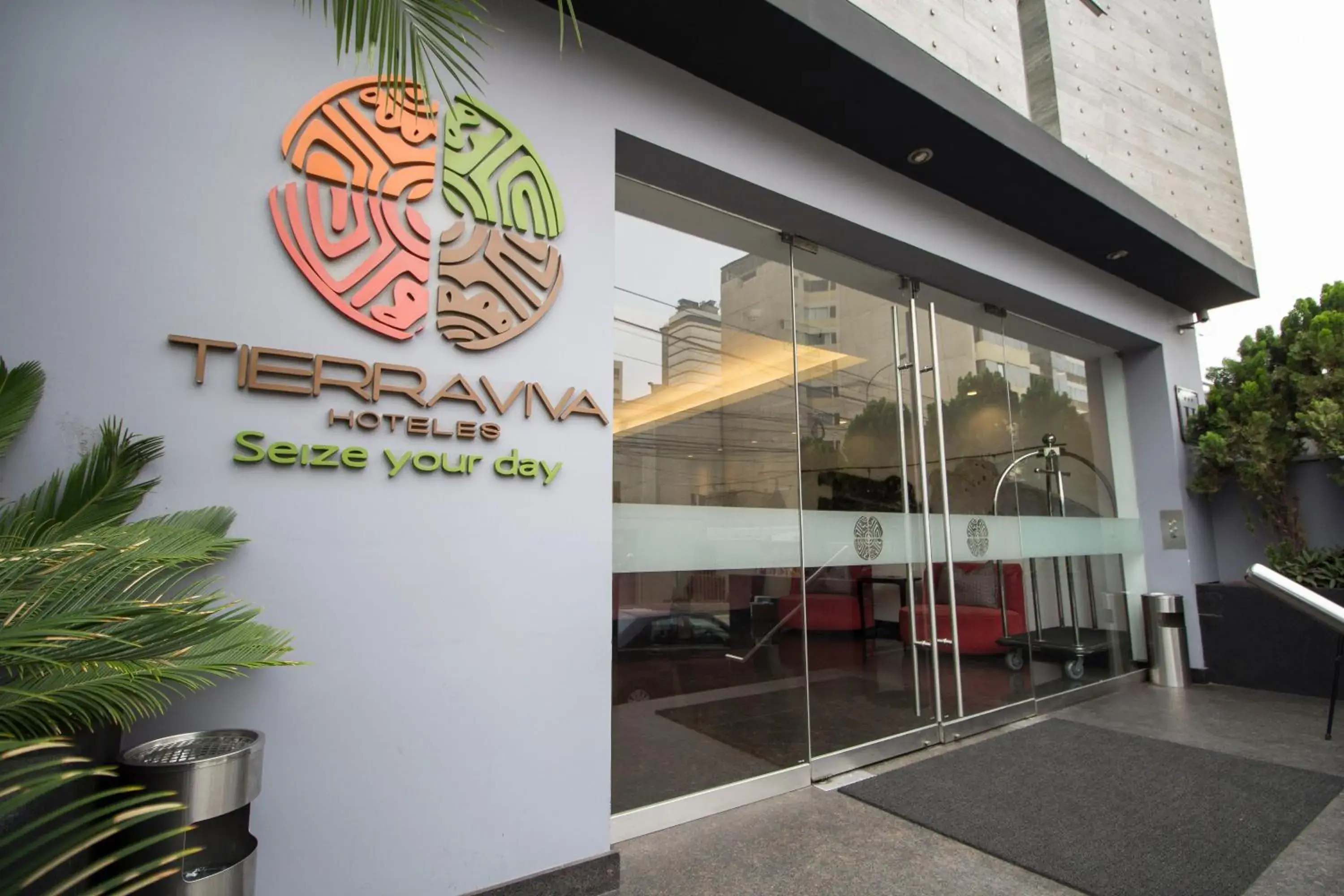 Facade/entrance in Tierra Viva Miraflores Larco Facade/entrance in Tierra Viva Miraflores Larco