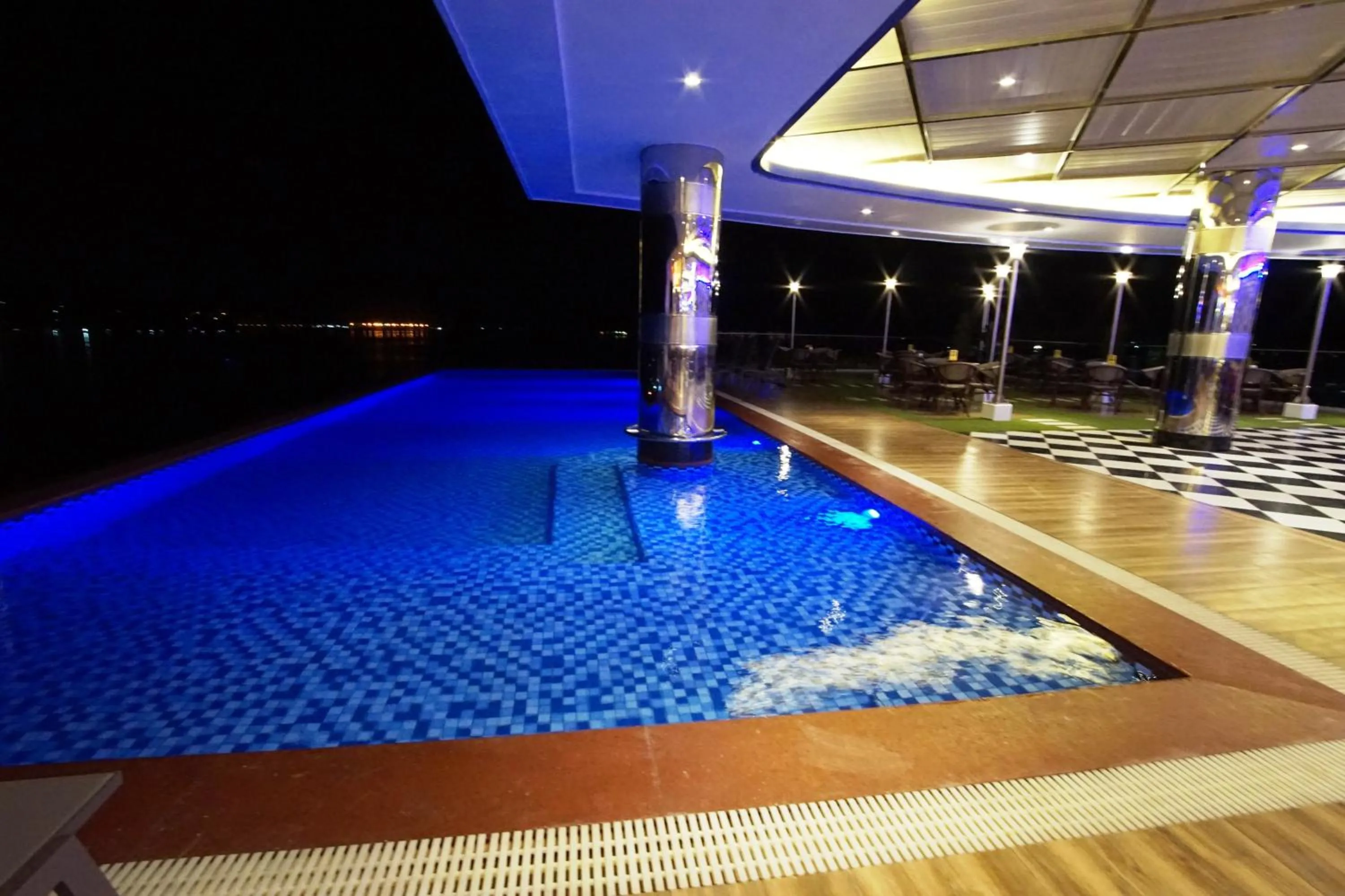 Swimming pool in Central Park Reef Resort