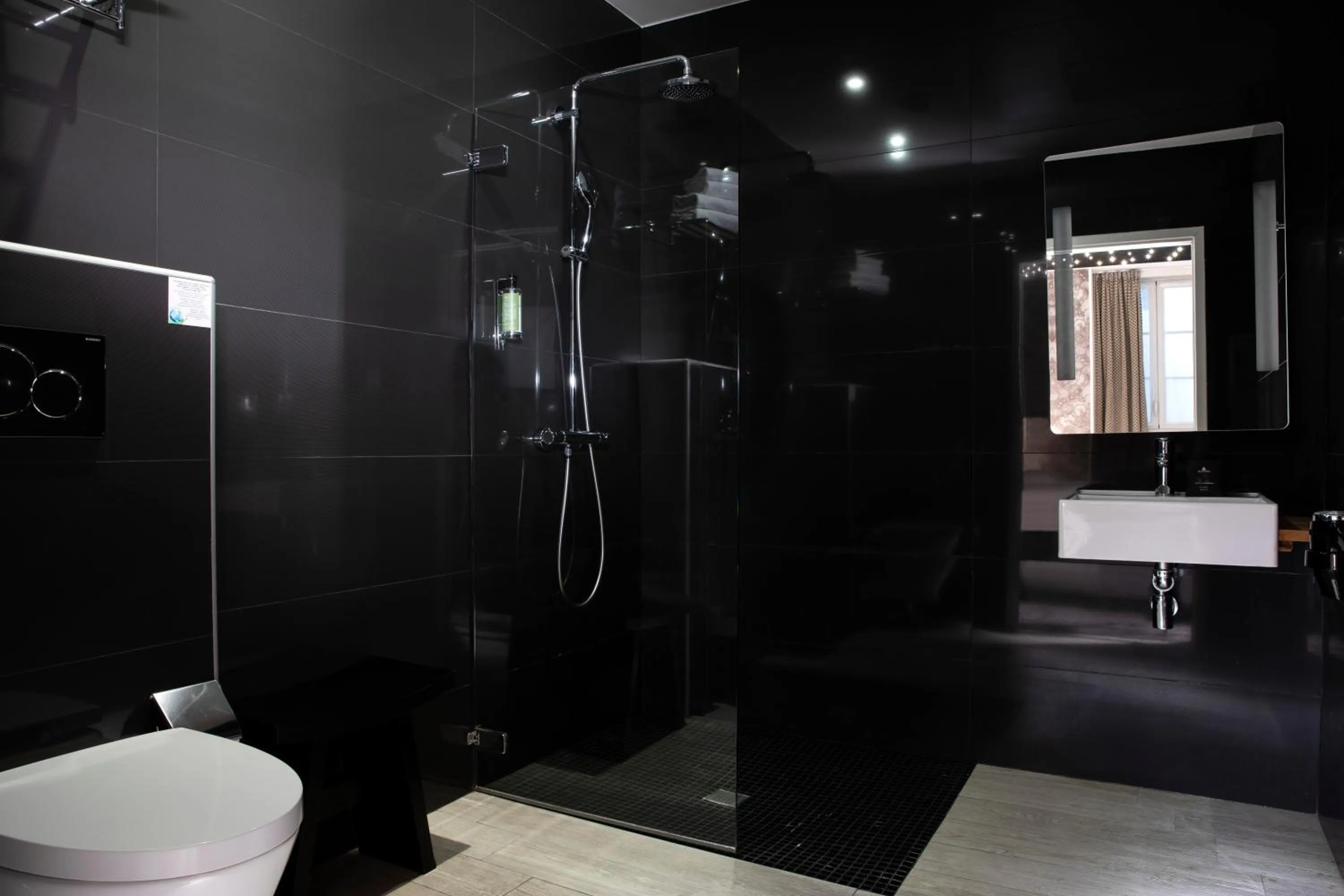 Bathroom in Hôtel Marais Hôme