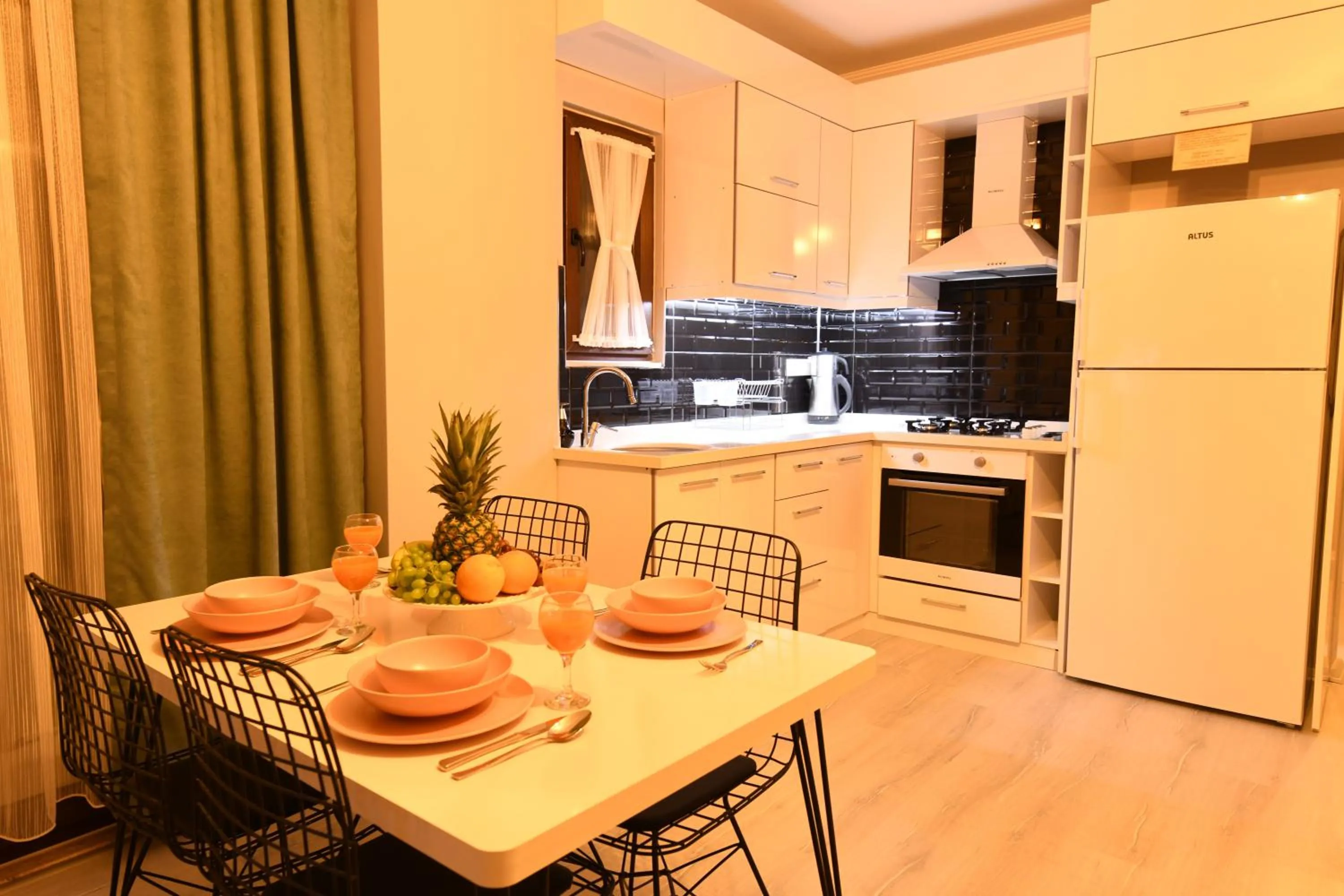 Kitchen or kitchenette in Bahçe Apart