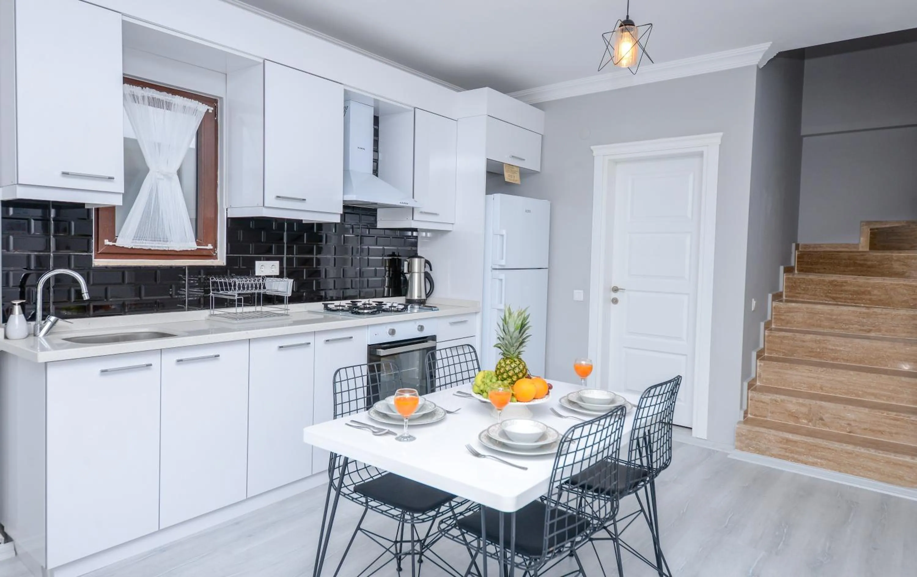 Kitchen or kitchenette in Bahçe Apart