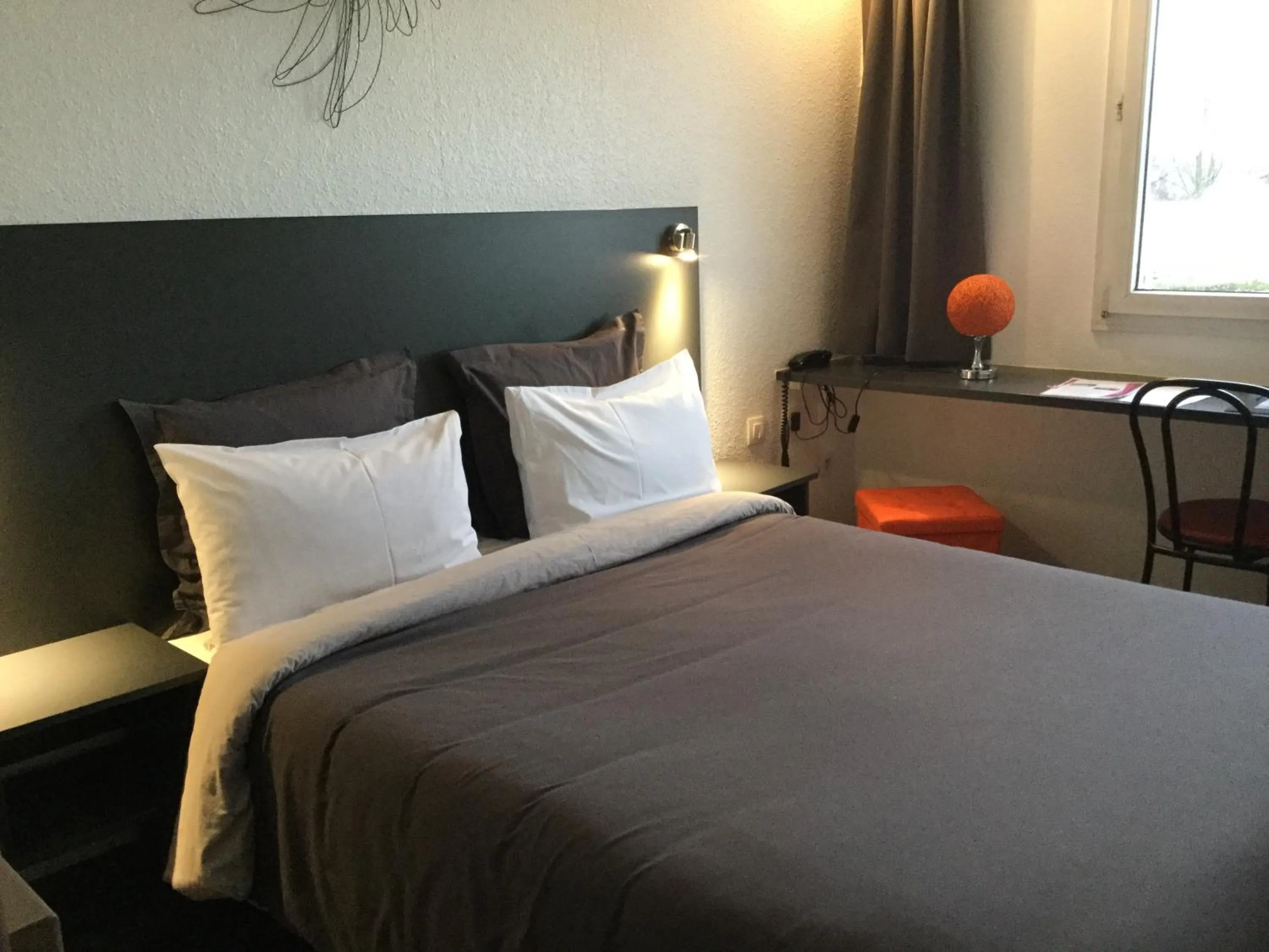 Bedroom, Bed in Les Colonnes Strasbourg Zenith