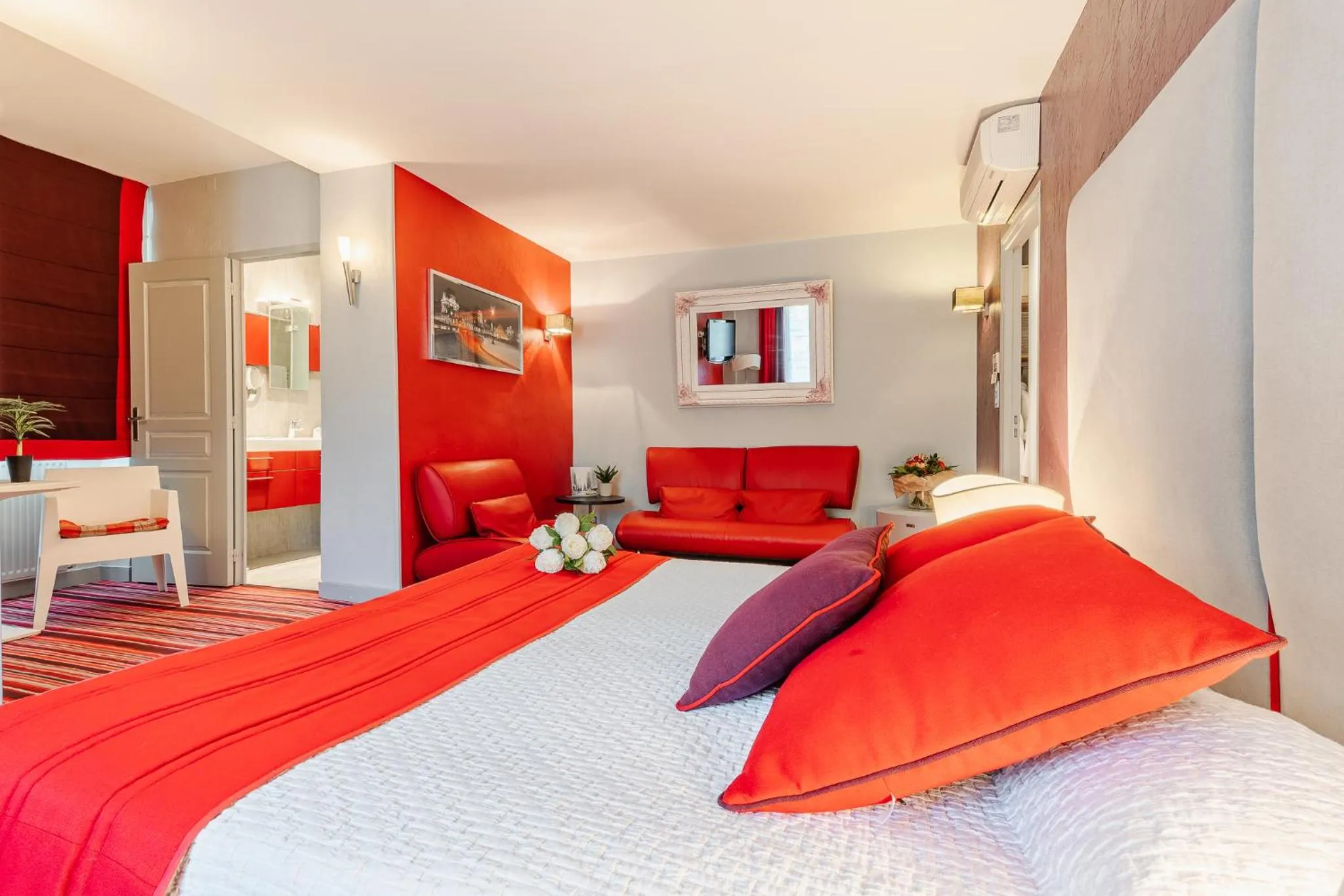 Photo of the whole room, Bed in Hostellerie du Passeur - Hôtel & Restaurant - Climatisation et Piscine chauffée