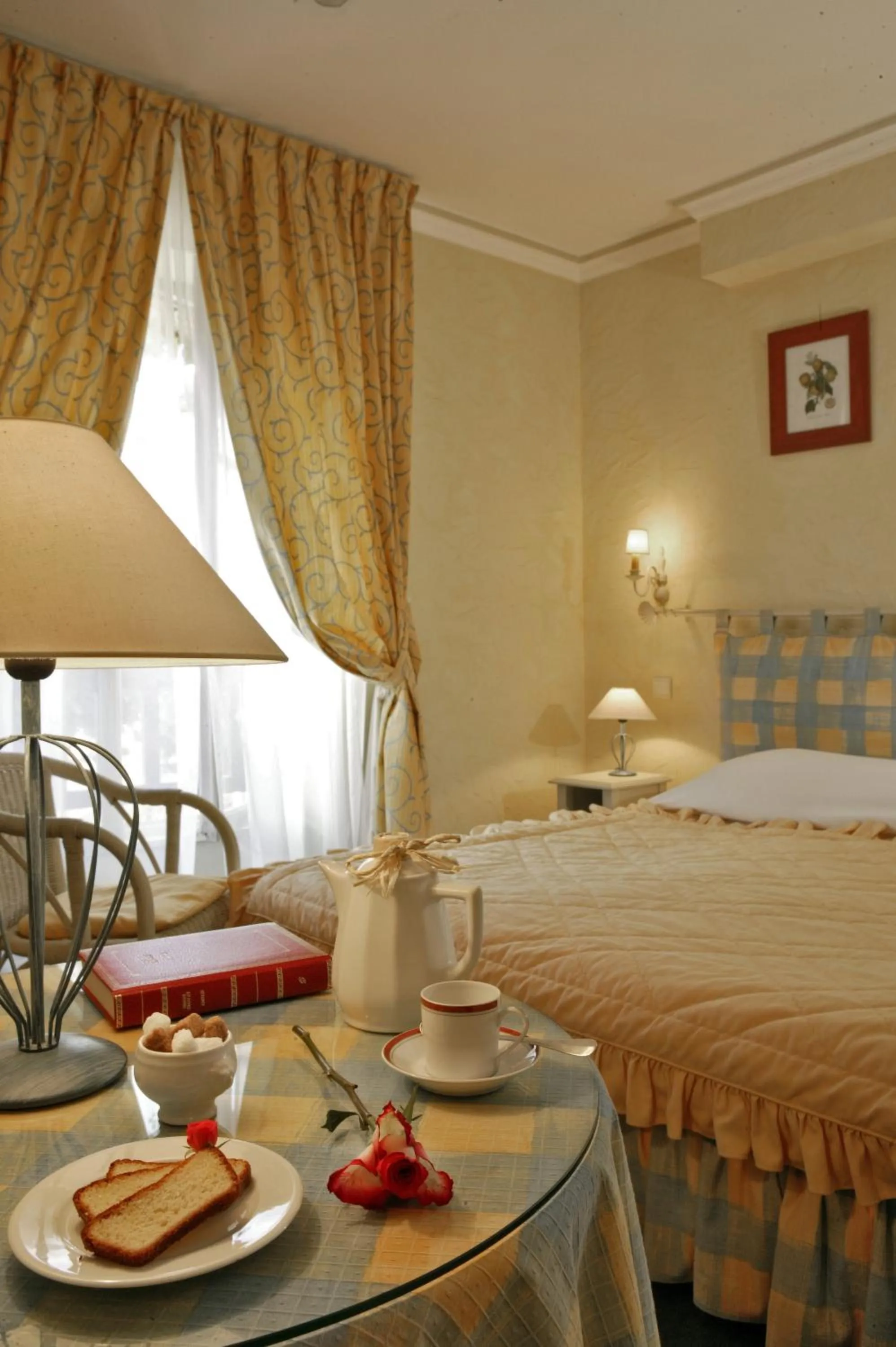 Bed in Hostellerie du Passeur - Hôtel & Restaurant - Climatisation et Piscine chauffée