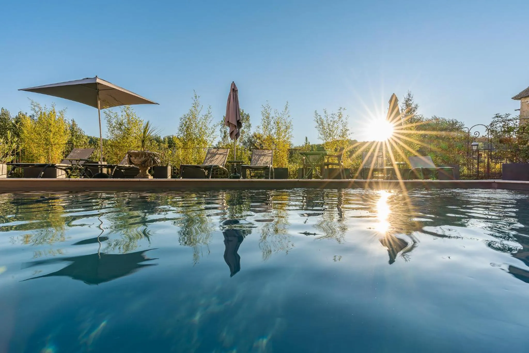 Swimming pool in Hostellerie du Passeur - Hôtel & Restaurant - Climatisation et Piscine chauffée