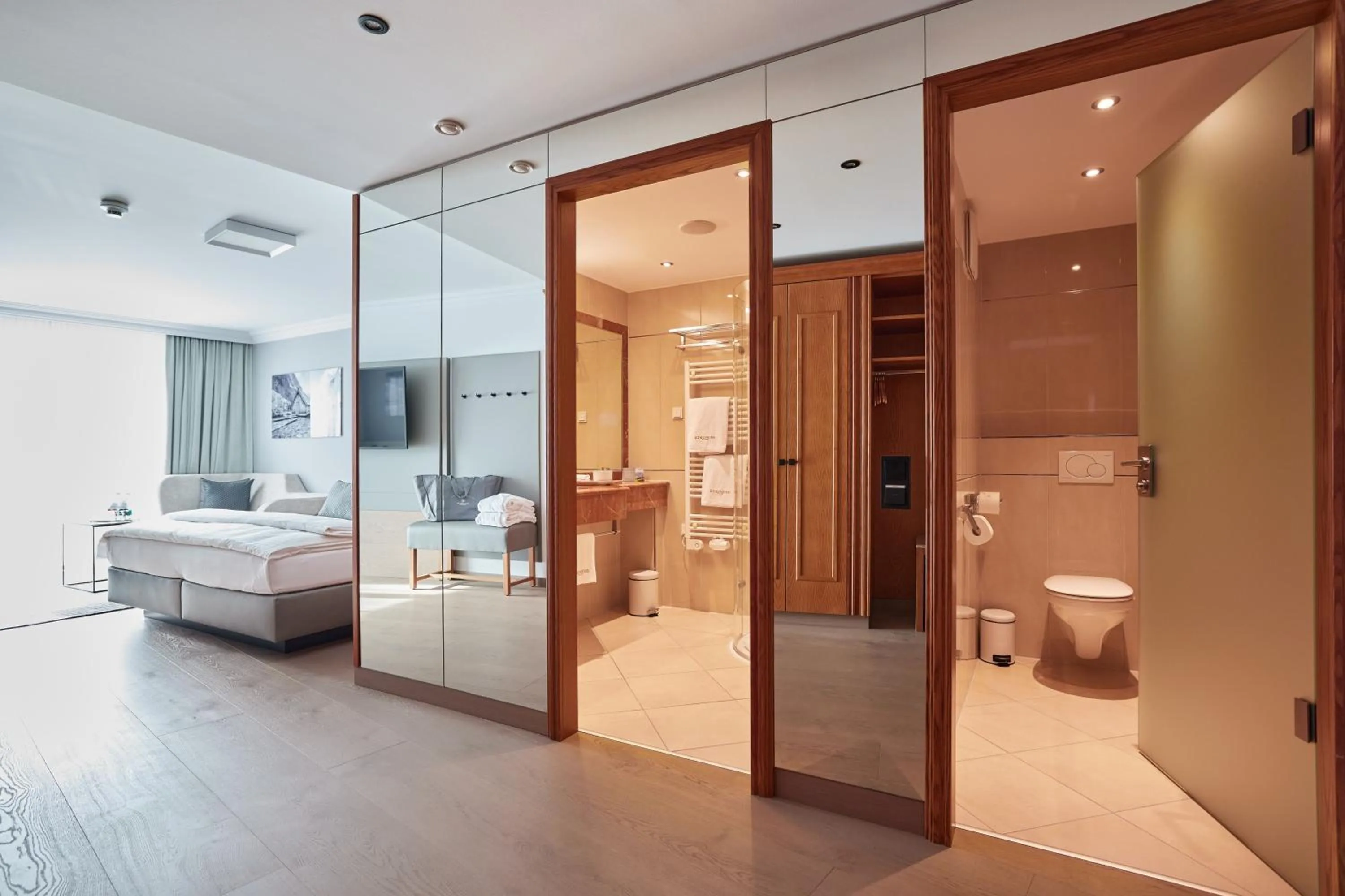 Photo of the whole room, Bed in Hotel EDELWEISS Berchtesgaden Superior