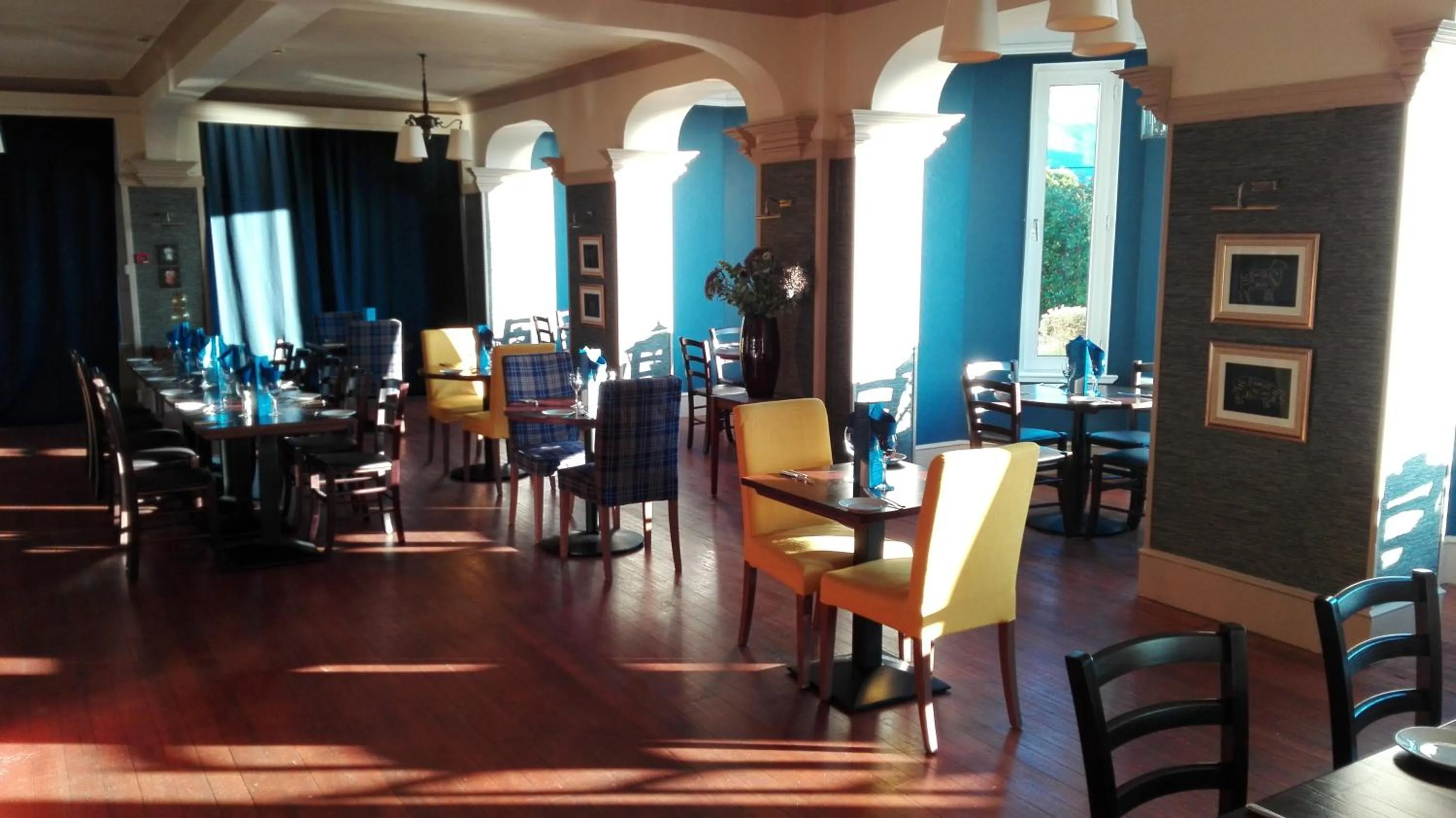 Restaurant/places to eat in The Lodge on the Loch by OYO