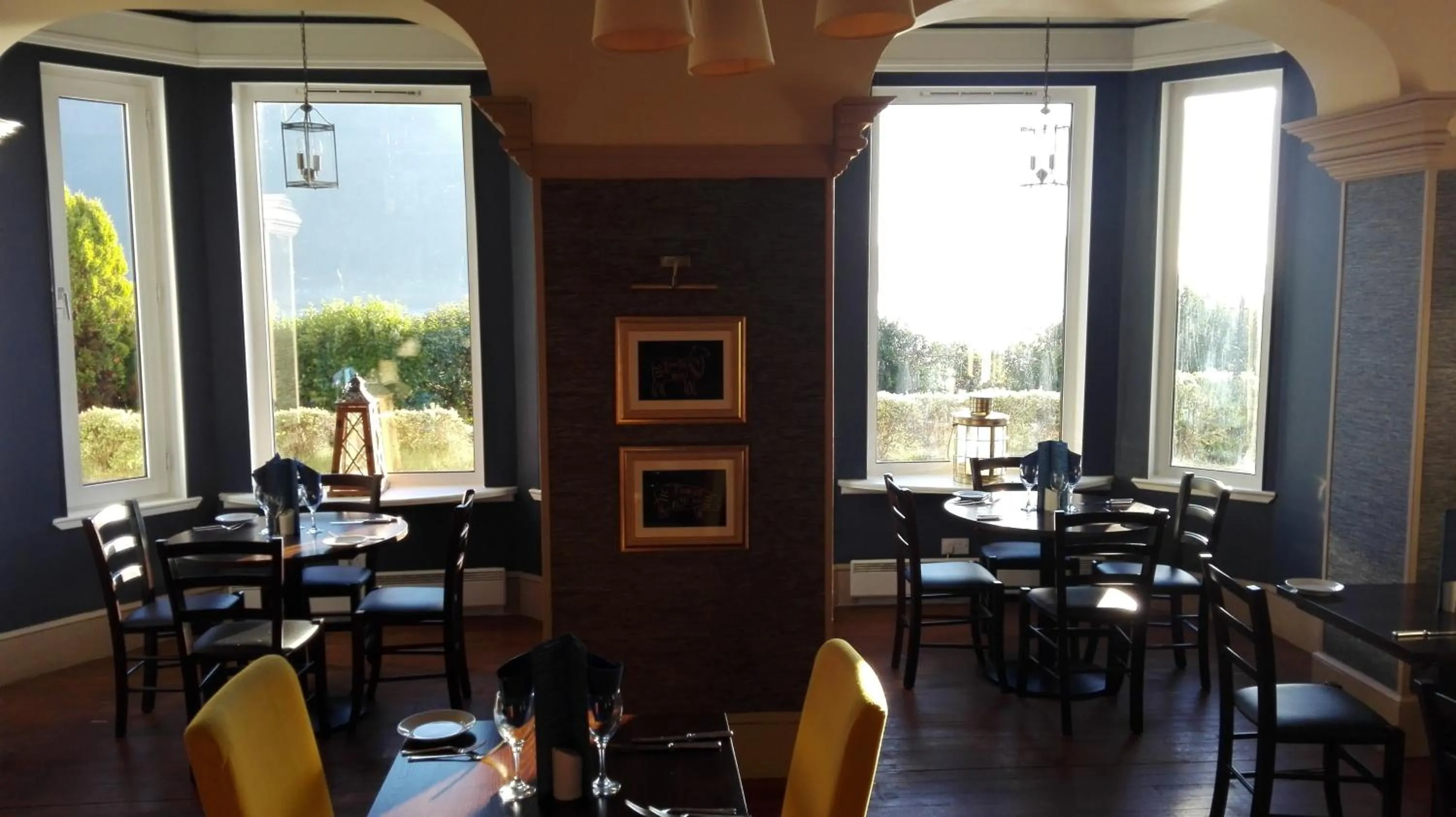 Restaurant/places to eat in The Lodge on the Loch by OYO