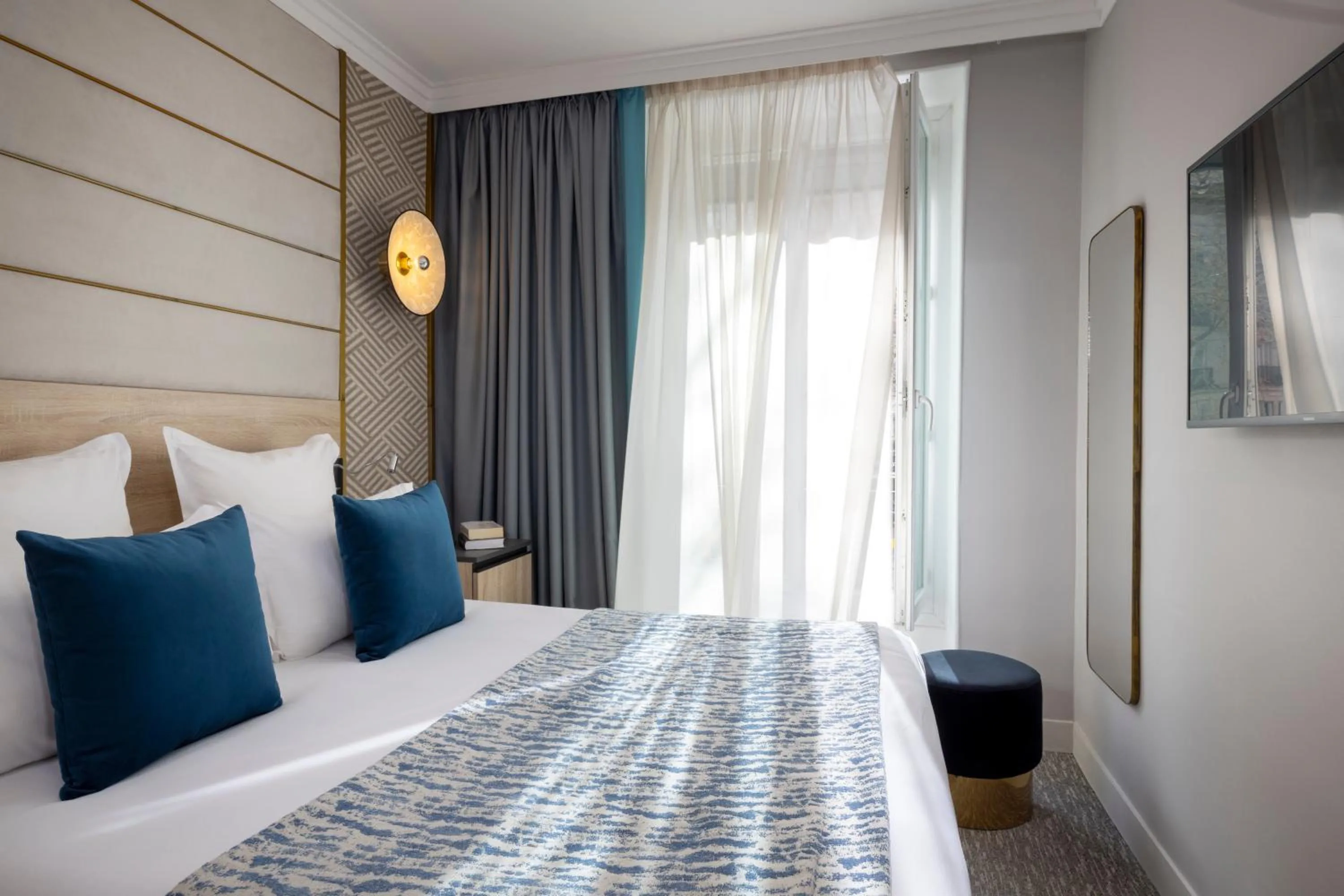 Bedroom, Bed in Hôtel Nude Paris - Color Vision