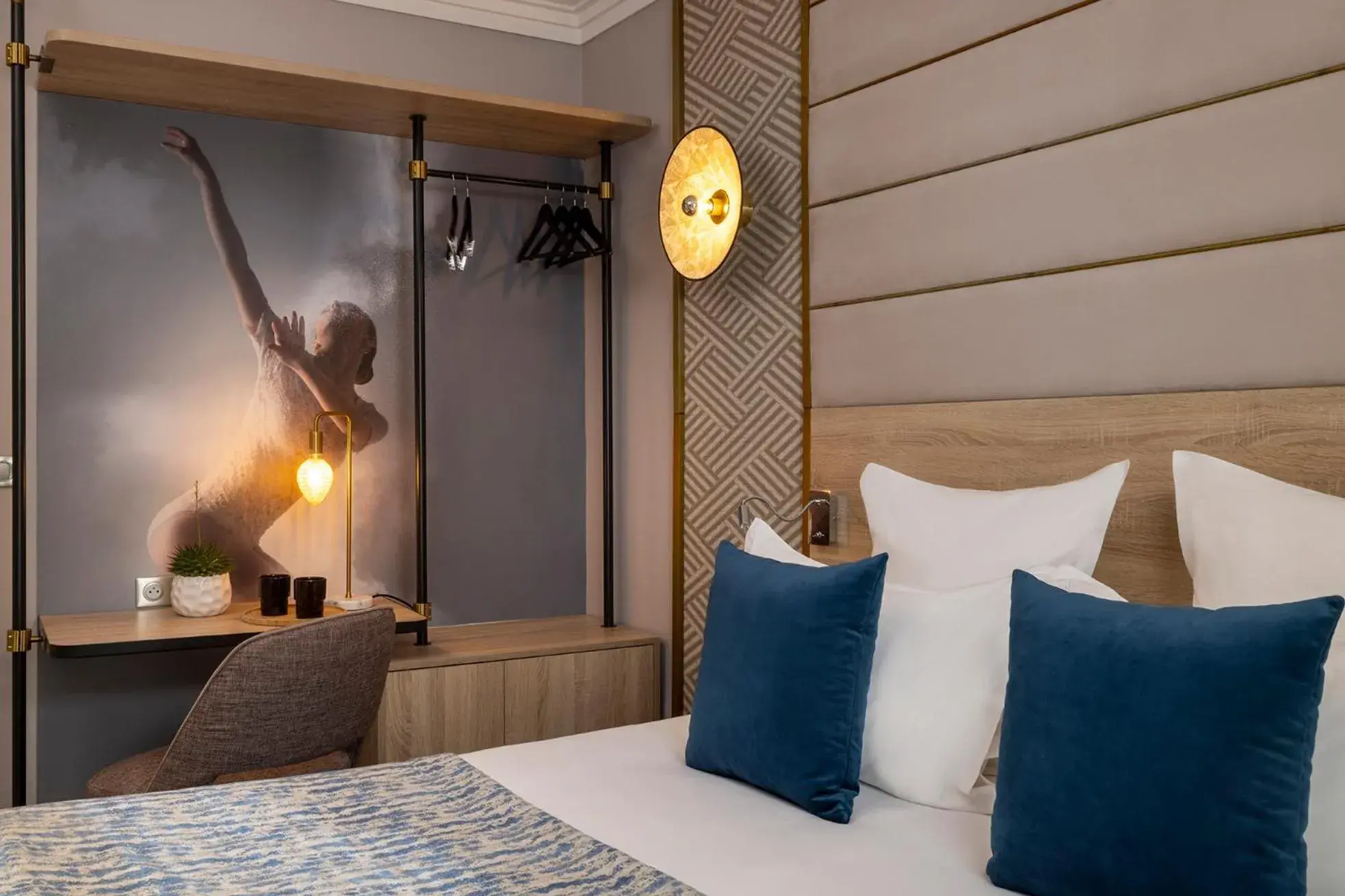 Seating area, Bed in Hôtel Nude Paris - Color Vision Seating area, Bed in Hôtel Nude Paris - Color Vision