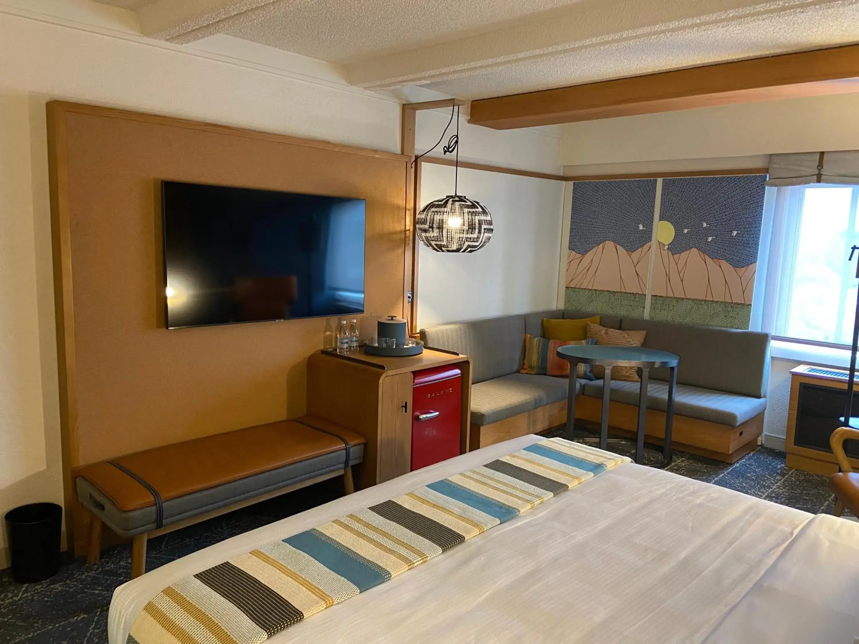 TV and multimedia, Bed in Aviator Hotel Anchorage TV and multimedia, Bed in Aviator Hotel Anchorage