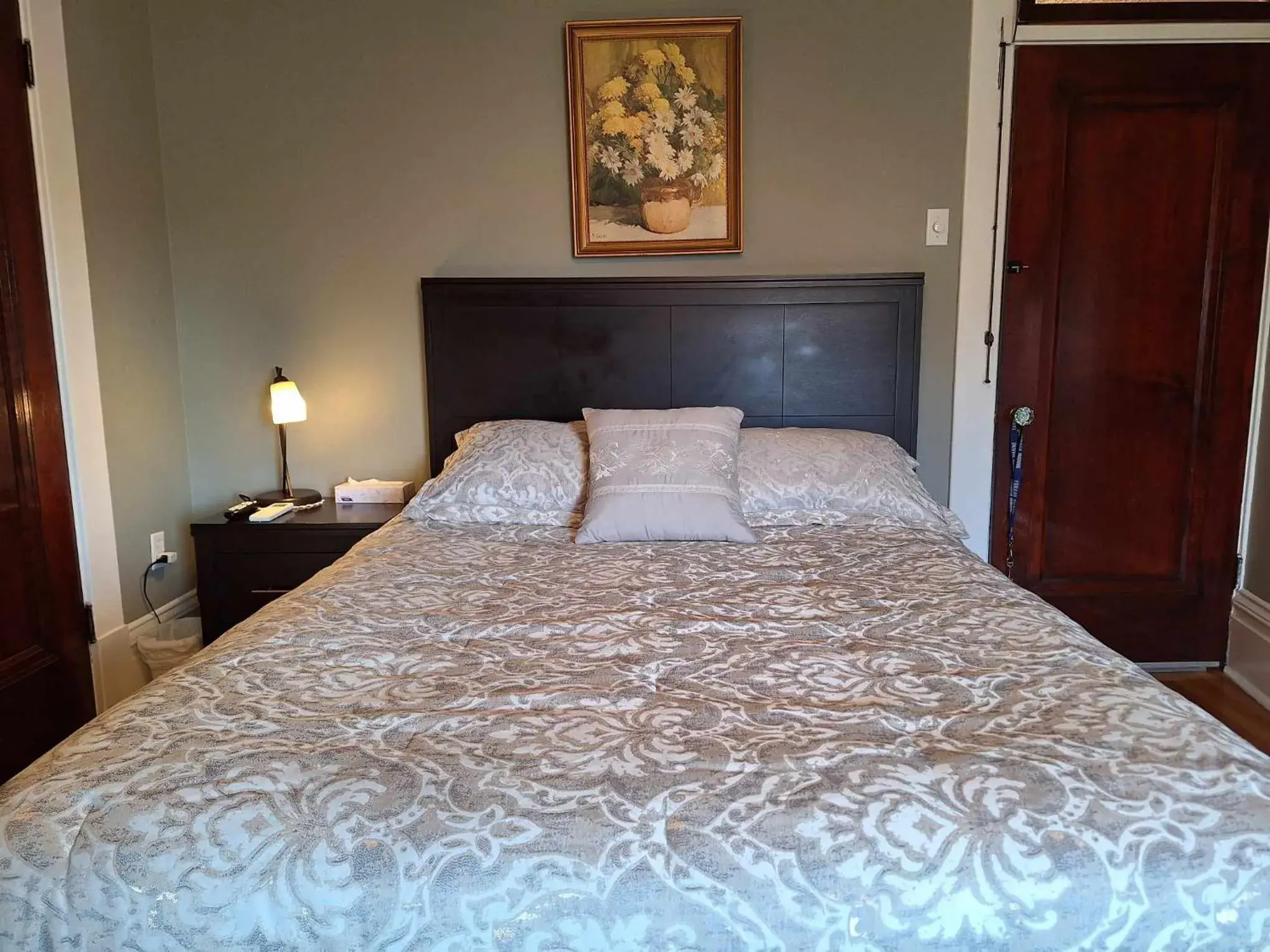 Superior Queen Room - single occupancy in Le 100 St-Laurent Superior Queen Room - single occupancy in Le 100 St-Laurent