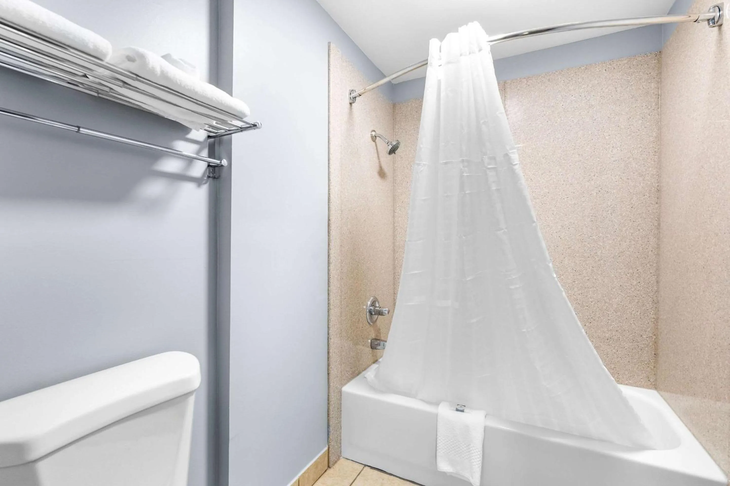 Bedroom in Quality Inn Lawrenceburg