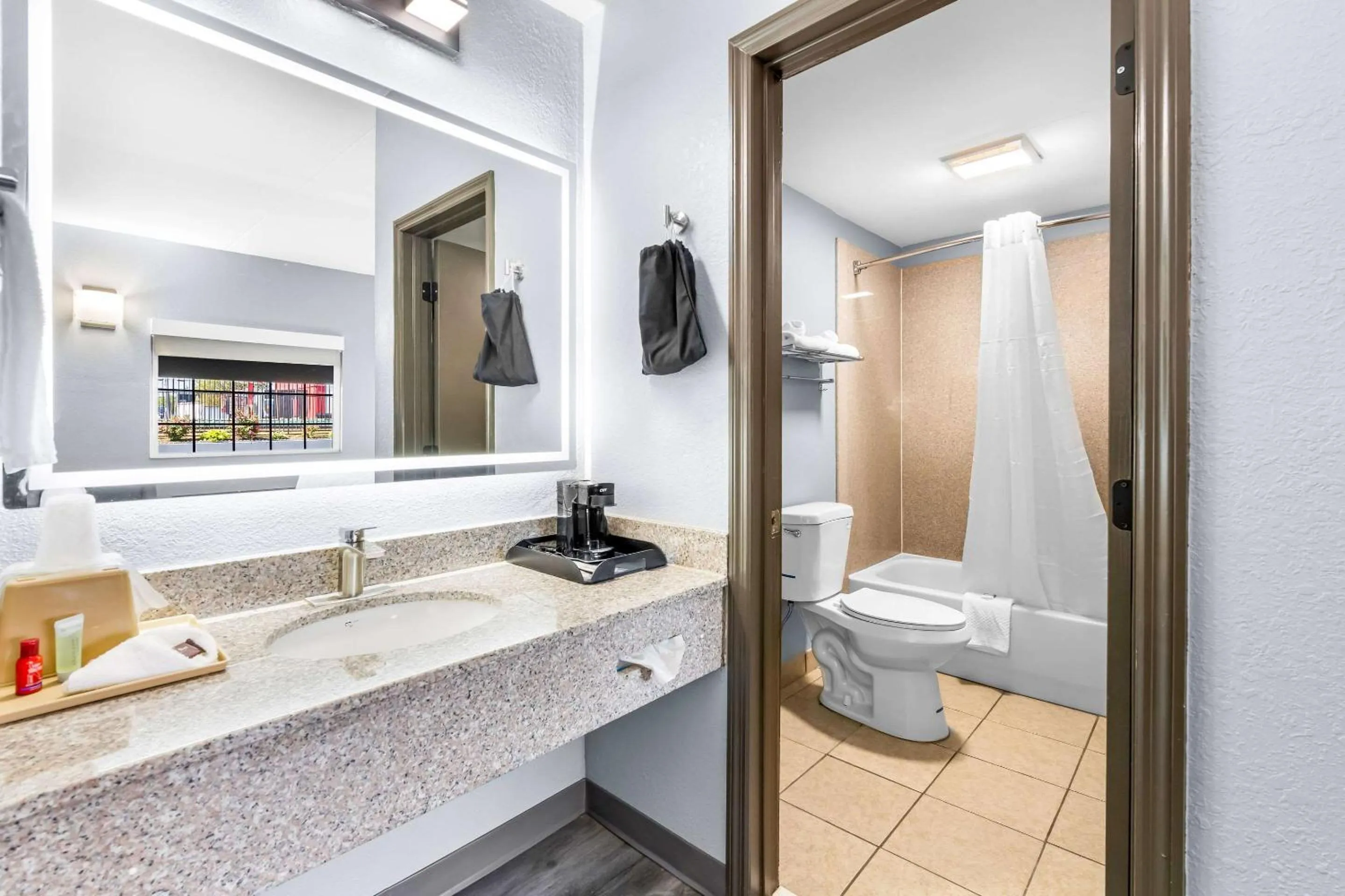 Bedroom in Quality Inn Lawrenceburg