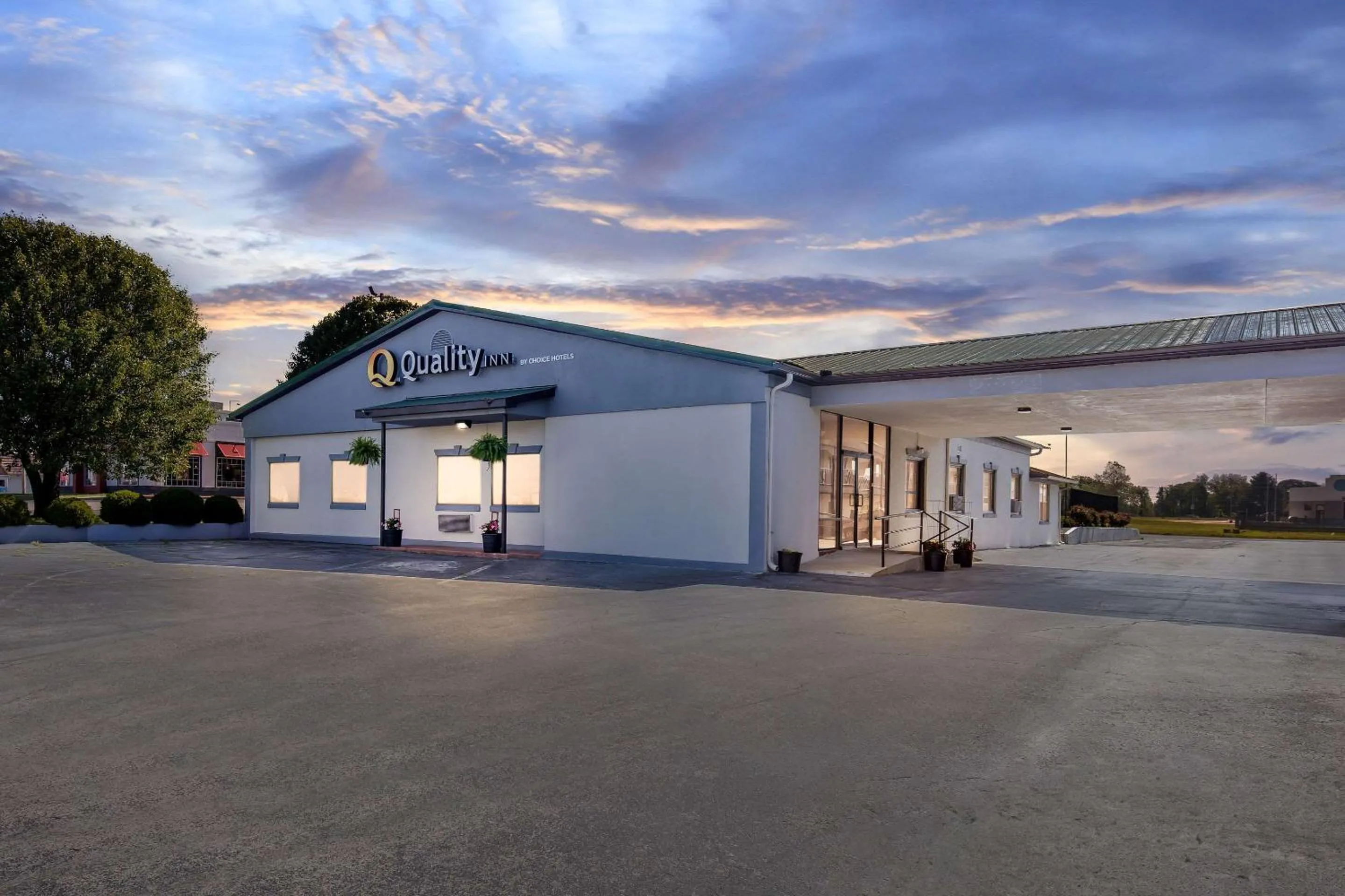 Property building in Quality Inn Lawrenceburg