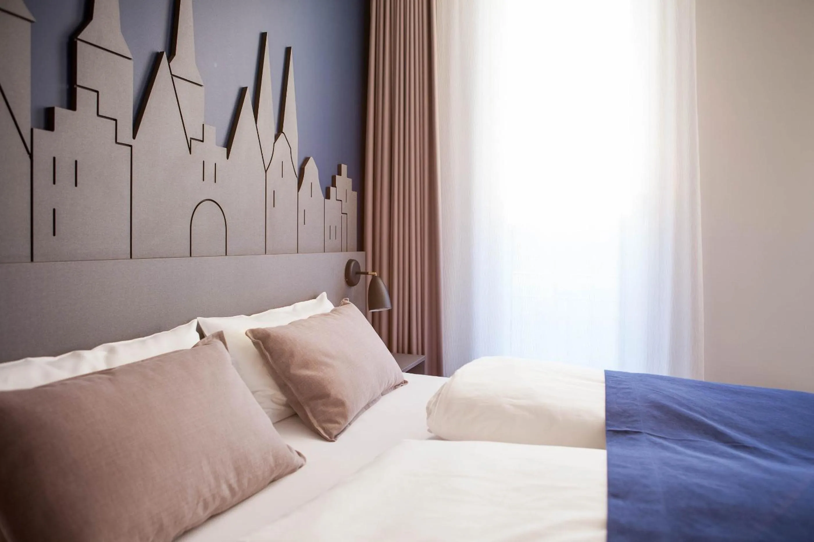 Bed in Stadtrandzimmer