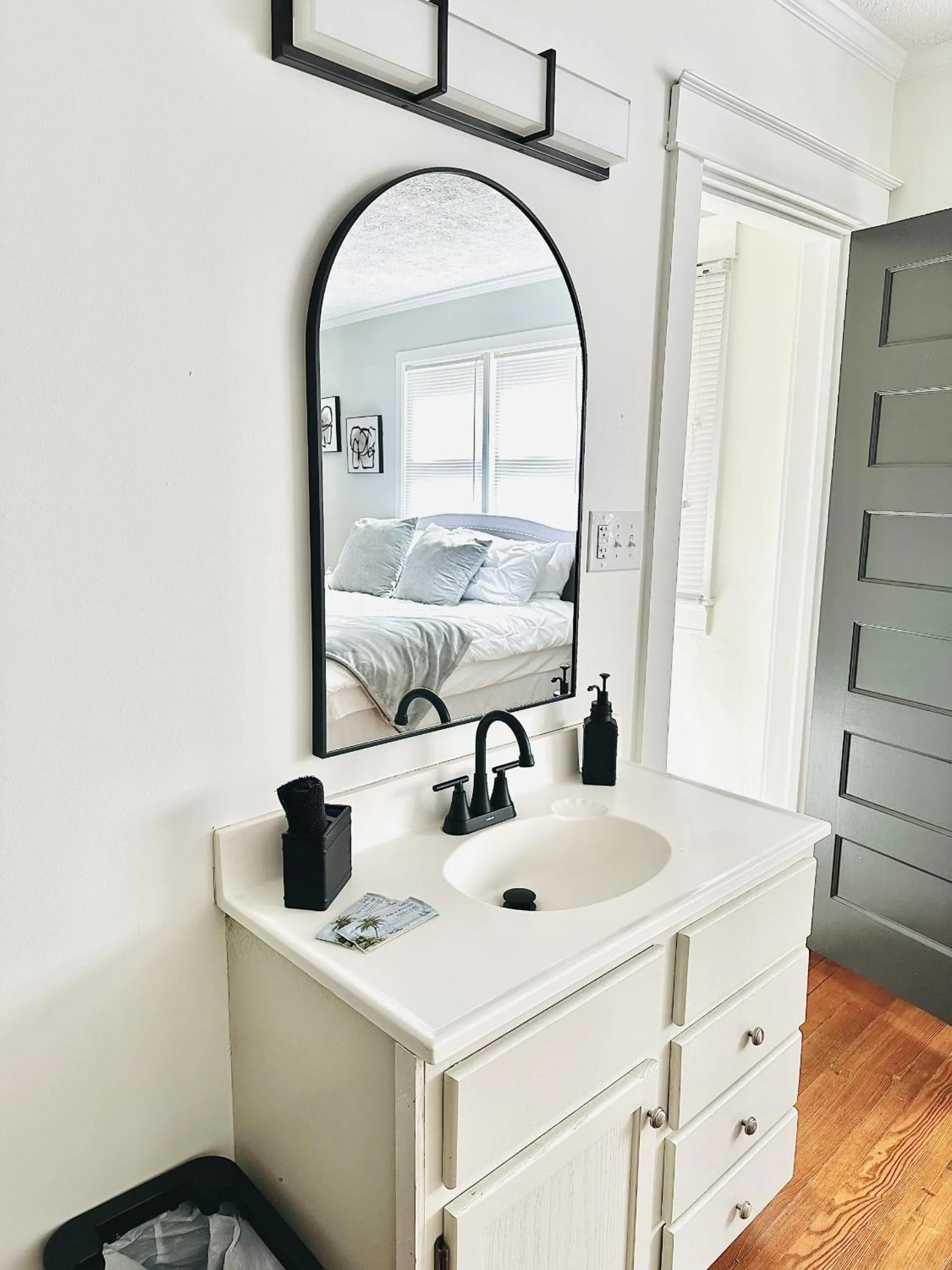 Bathroom, Bed in Speedway Legacy Inn