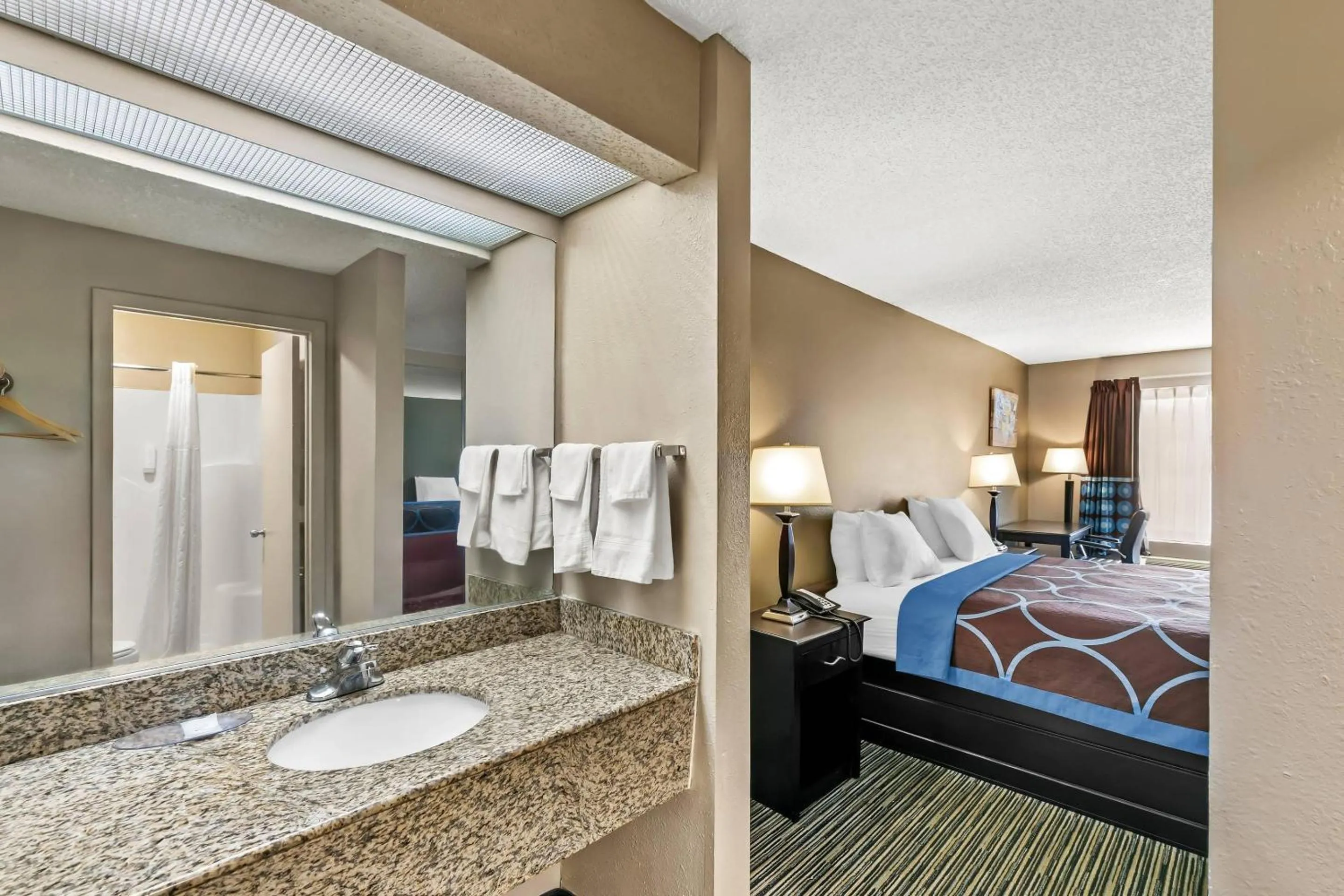 Bedroom, Bed in Econo Lodge Elberton