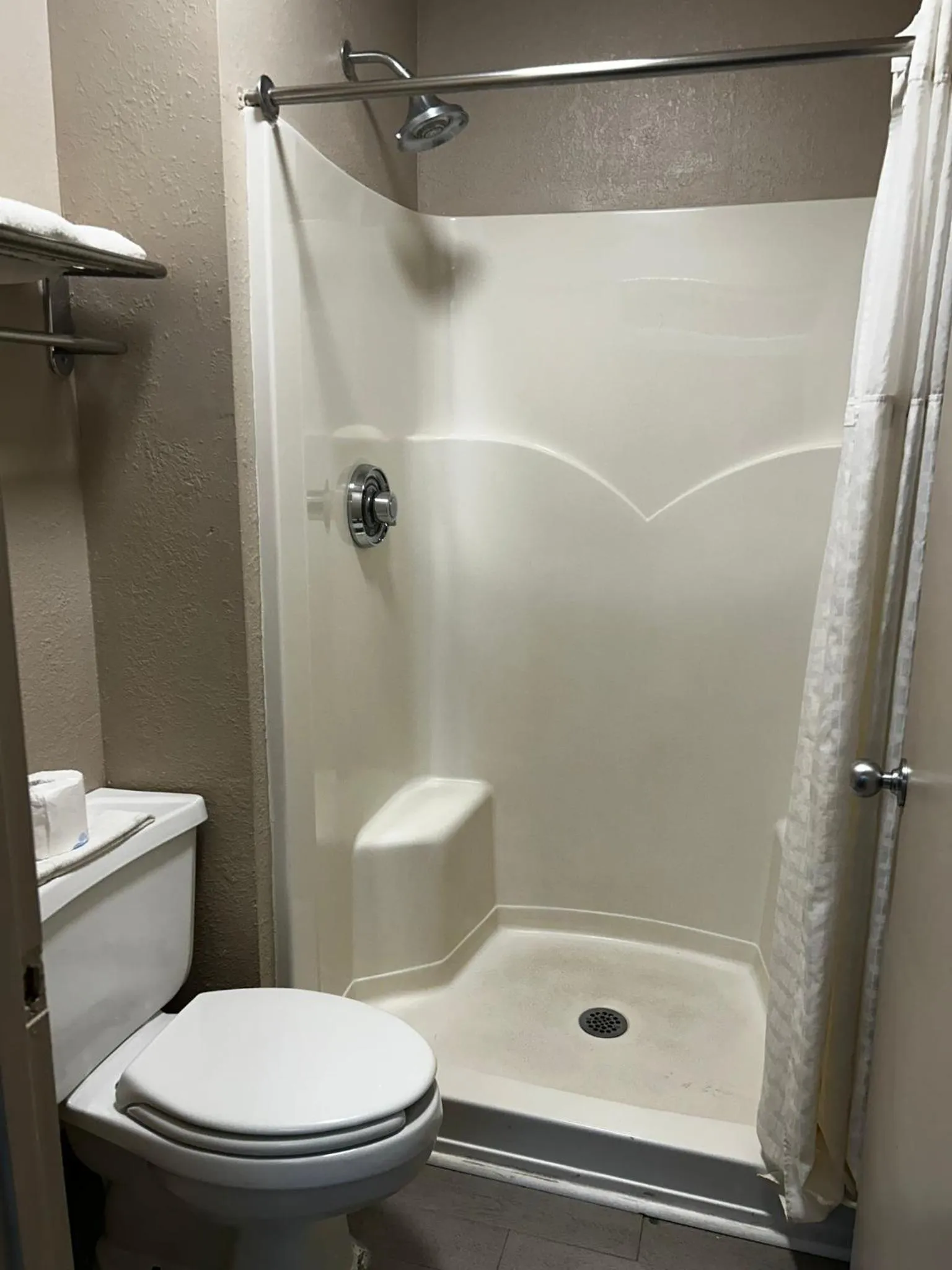 Bathroom in Super 8 by Wyndham Elberton