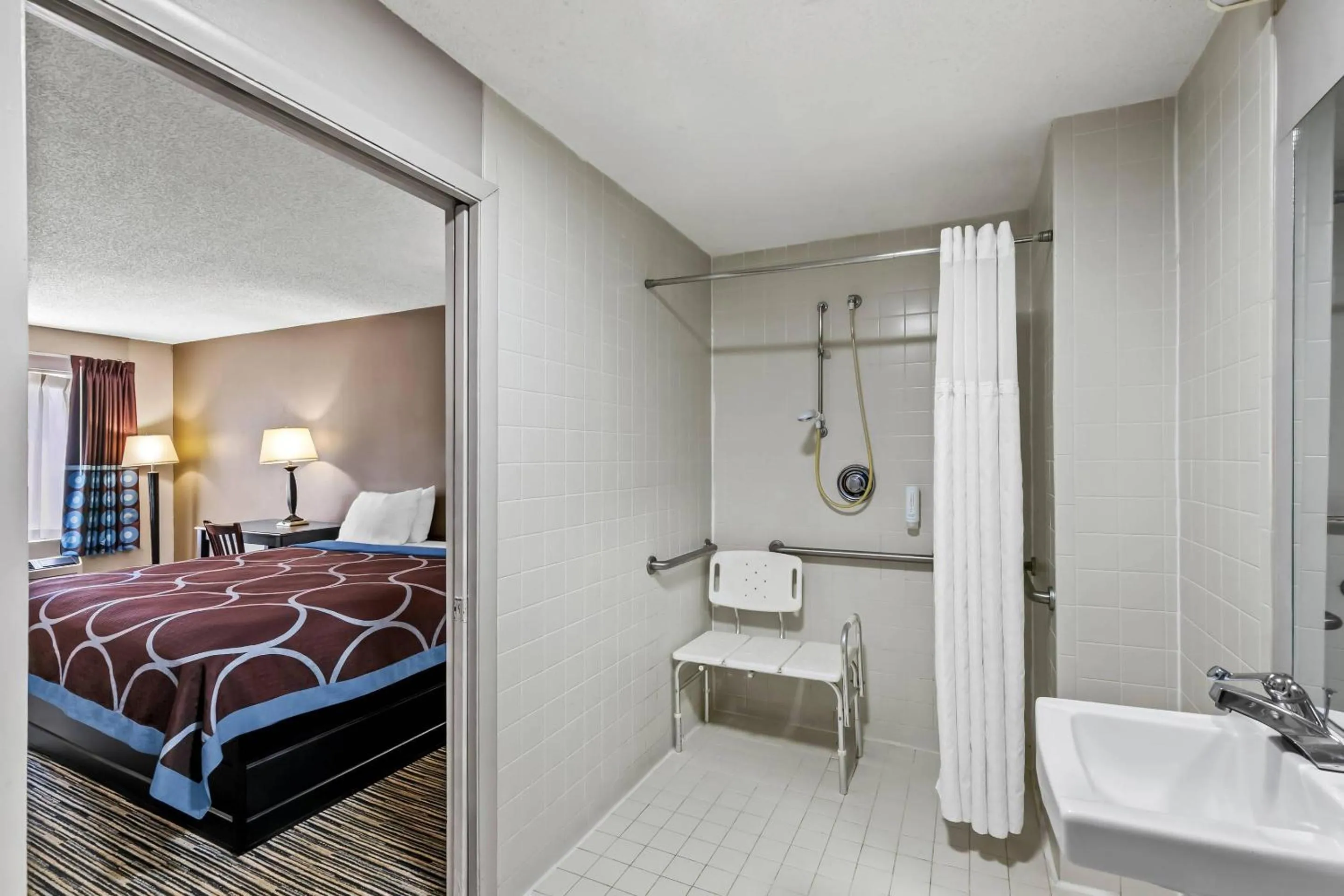 Bedroom, Bed in Econo Lodge Elberton