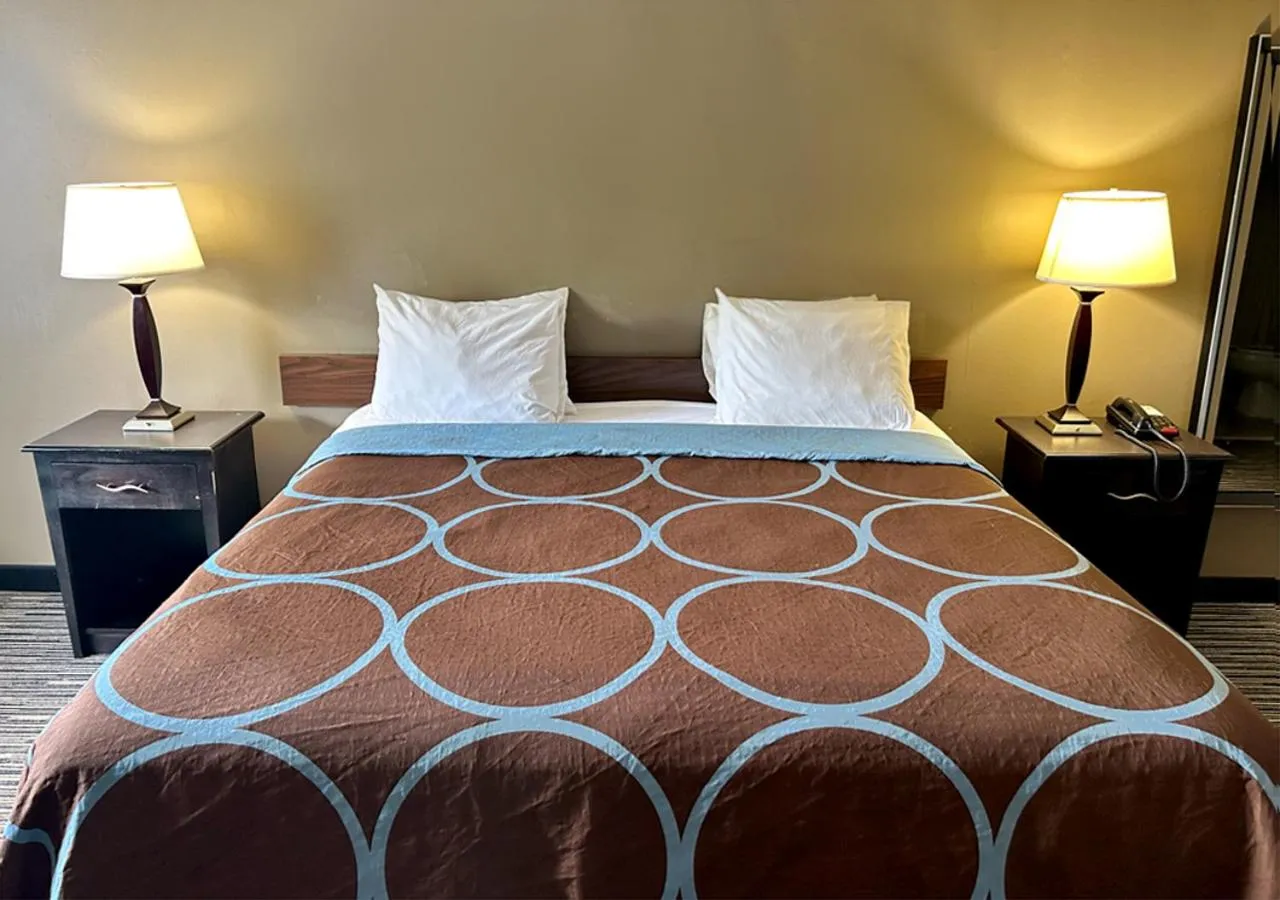 Bedroom, Bed in Econo Lodge Elberton