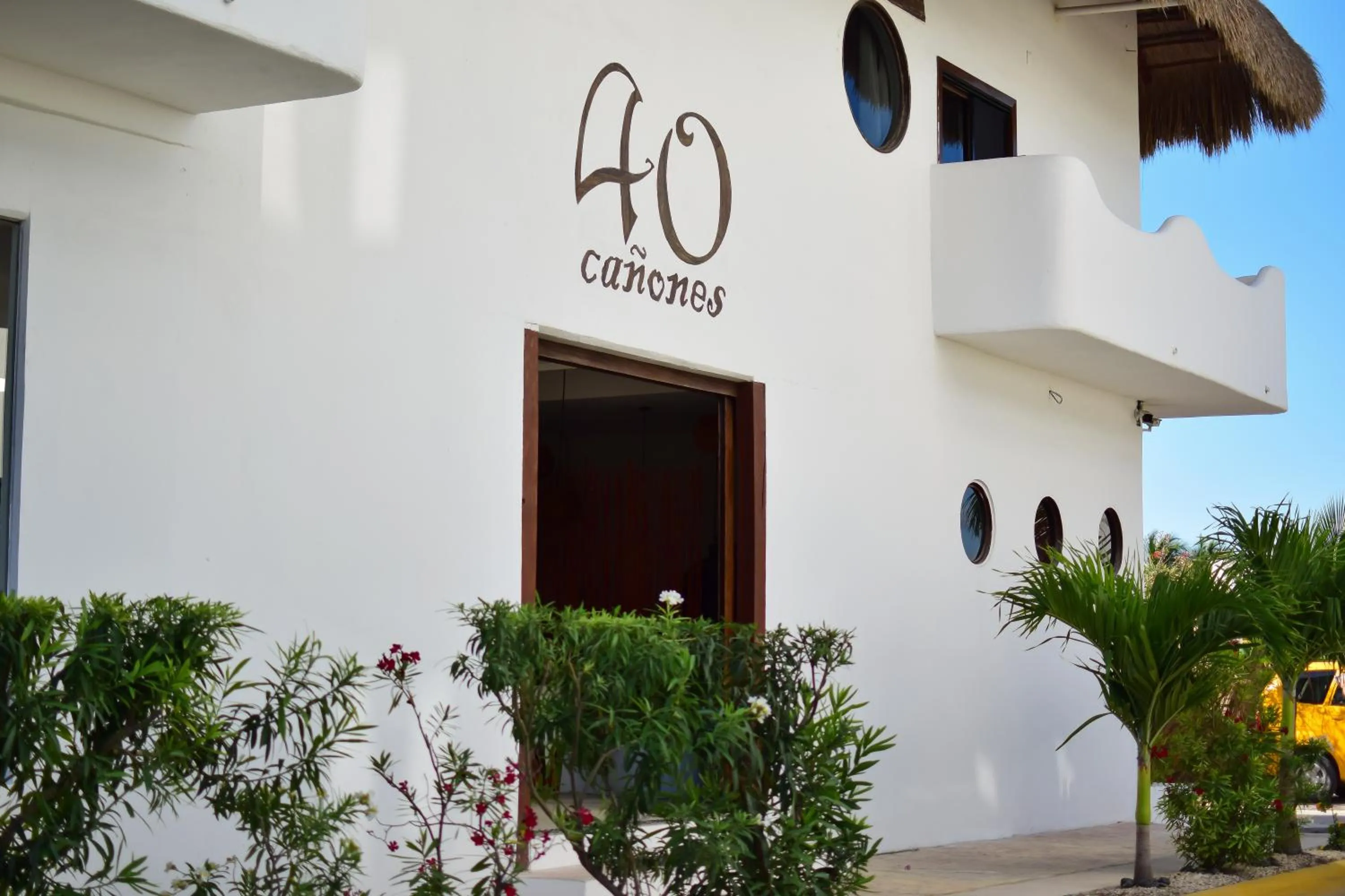 Facade/entrance in 40 Cañones