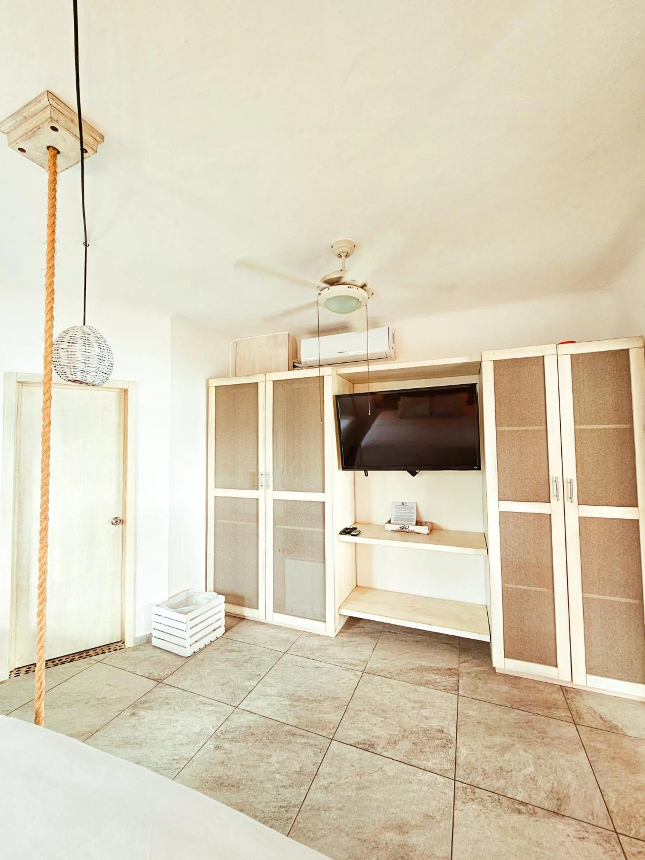 Photo of the whole room in 40 Cañones