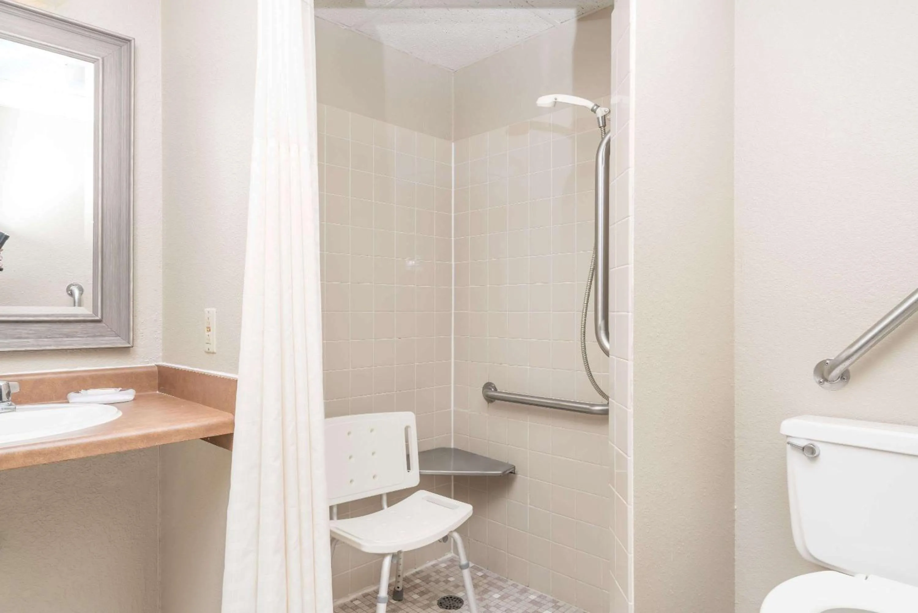 Photo of the whole room in Knights Inn Litchfield