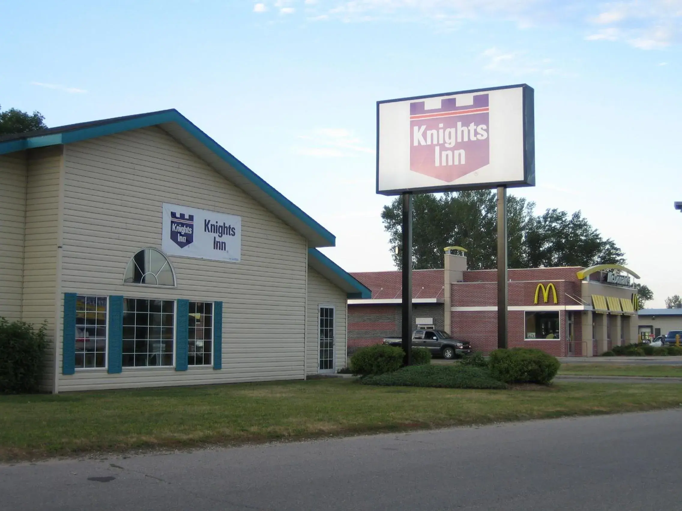 Facade/entrance in Knights Inn Litchfield Facade/entrance in Knights Inn Litchfield