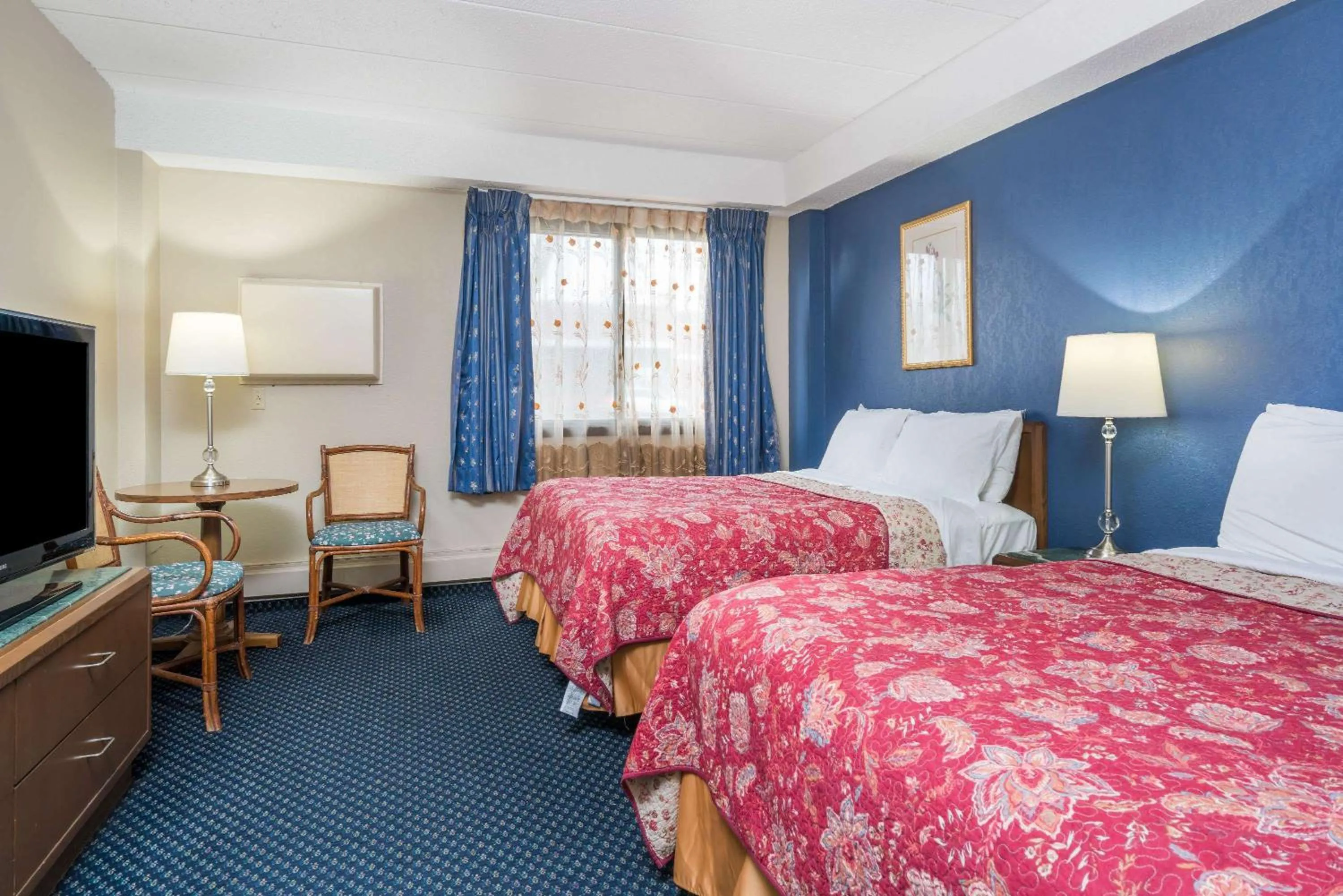 Photo of the whole room, Bed in Knights Inn Litchfield