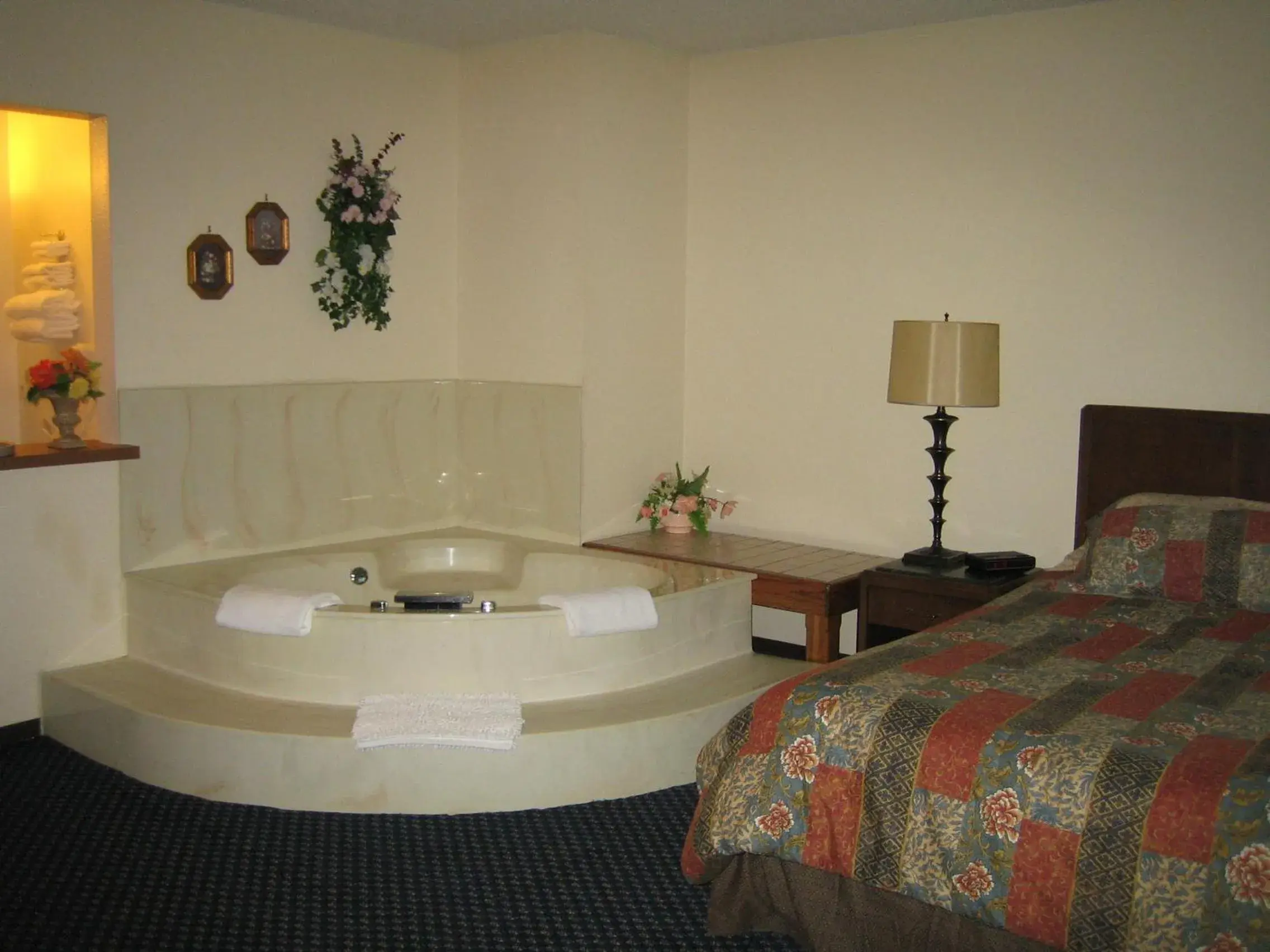 Kitchen or kitchenette, Bed in Knights Inn Litchfield Kitchen or kitchenette, Bed in Knights Inn Litchfield