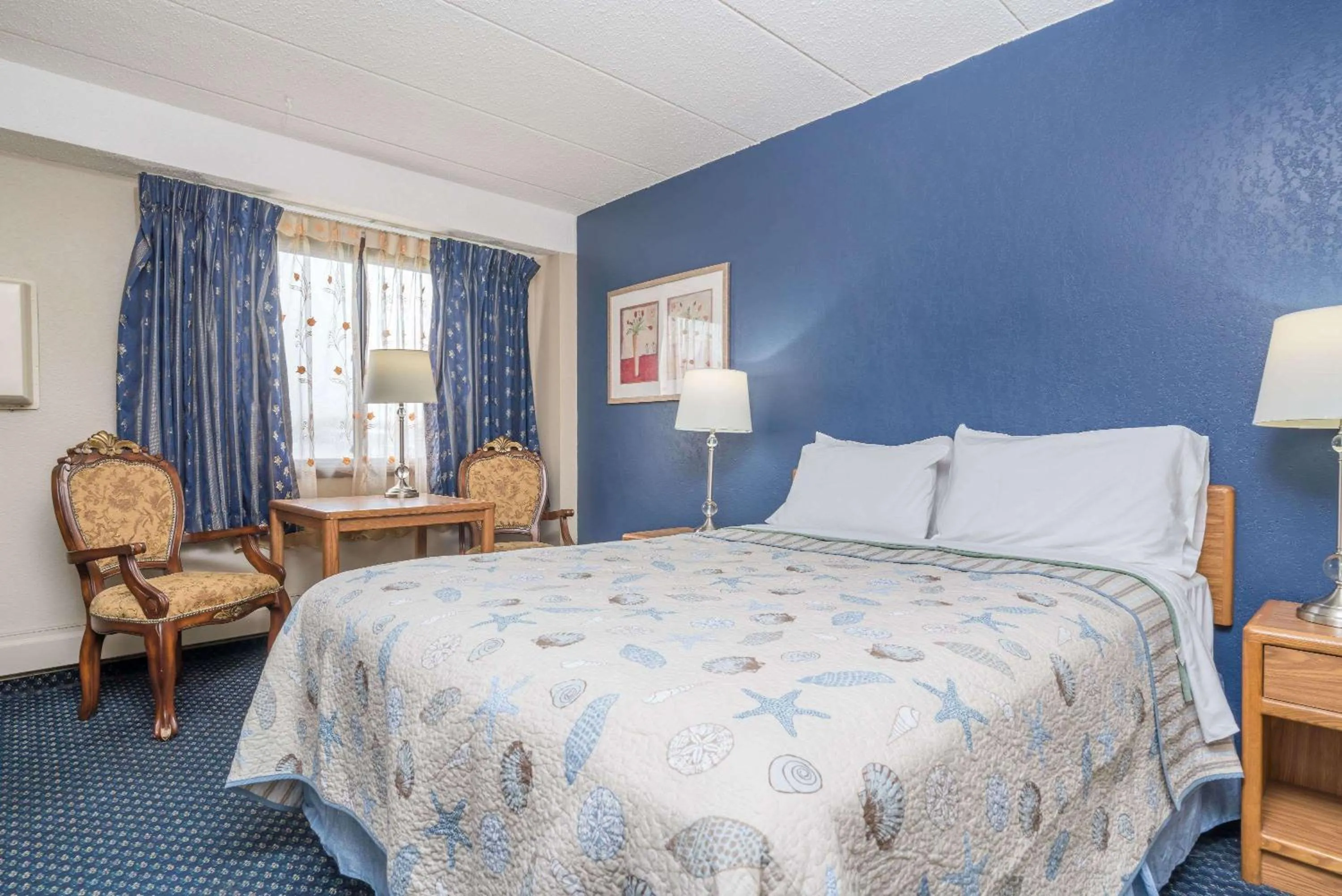 Photo of the whole room, Bed in Knights Inn Litchfield