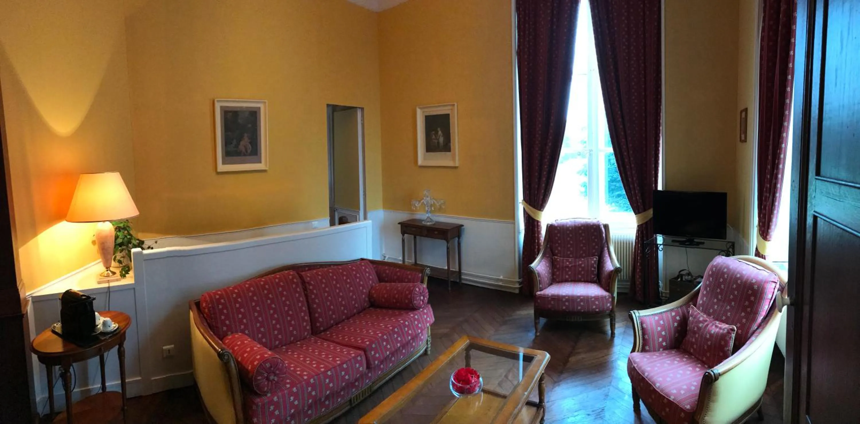 Suite with Hot Tub in Château de Sissi