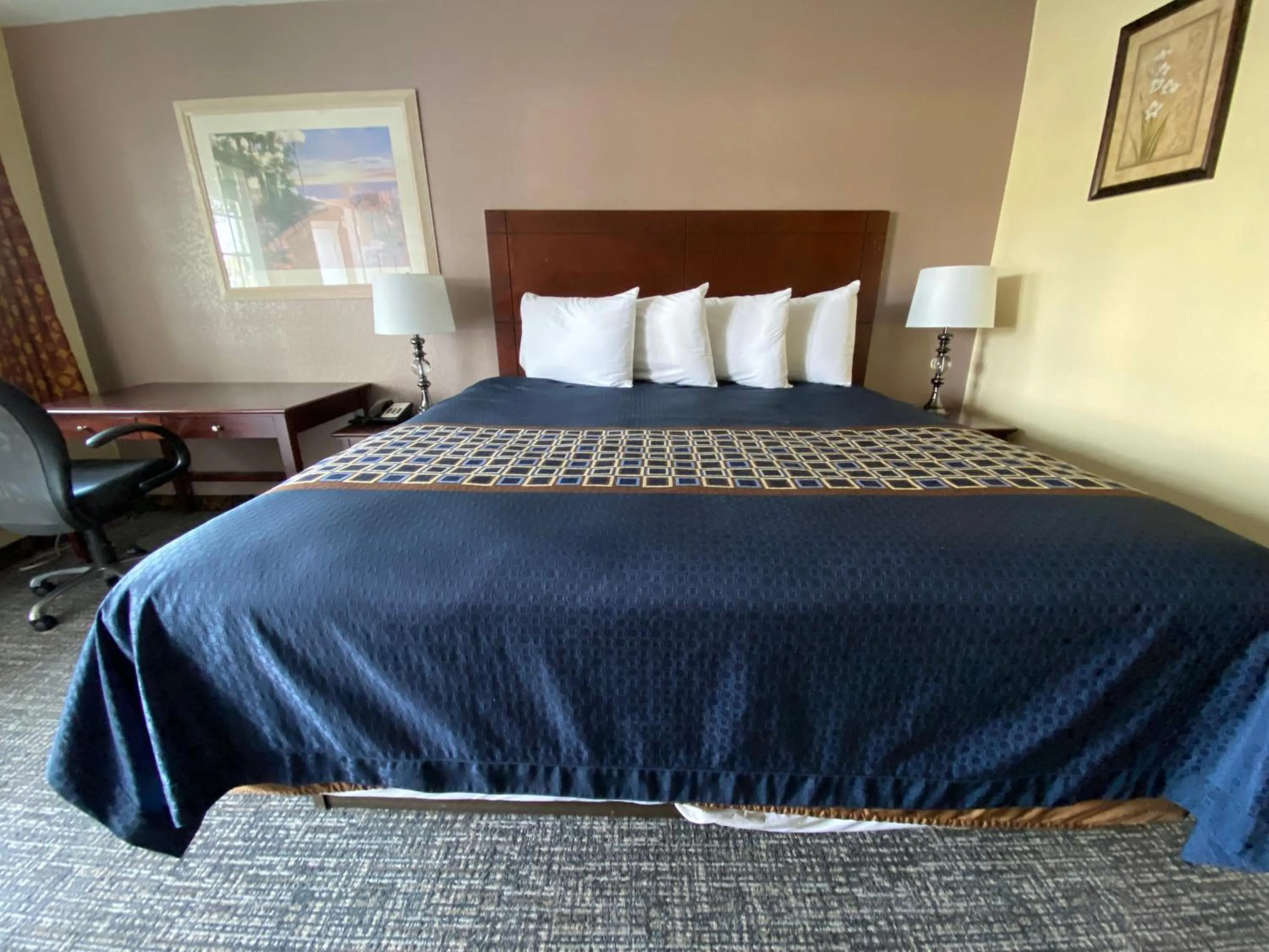 Bed in Beachway Inn