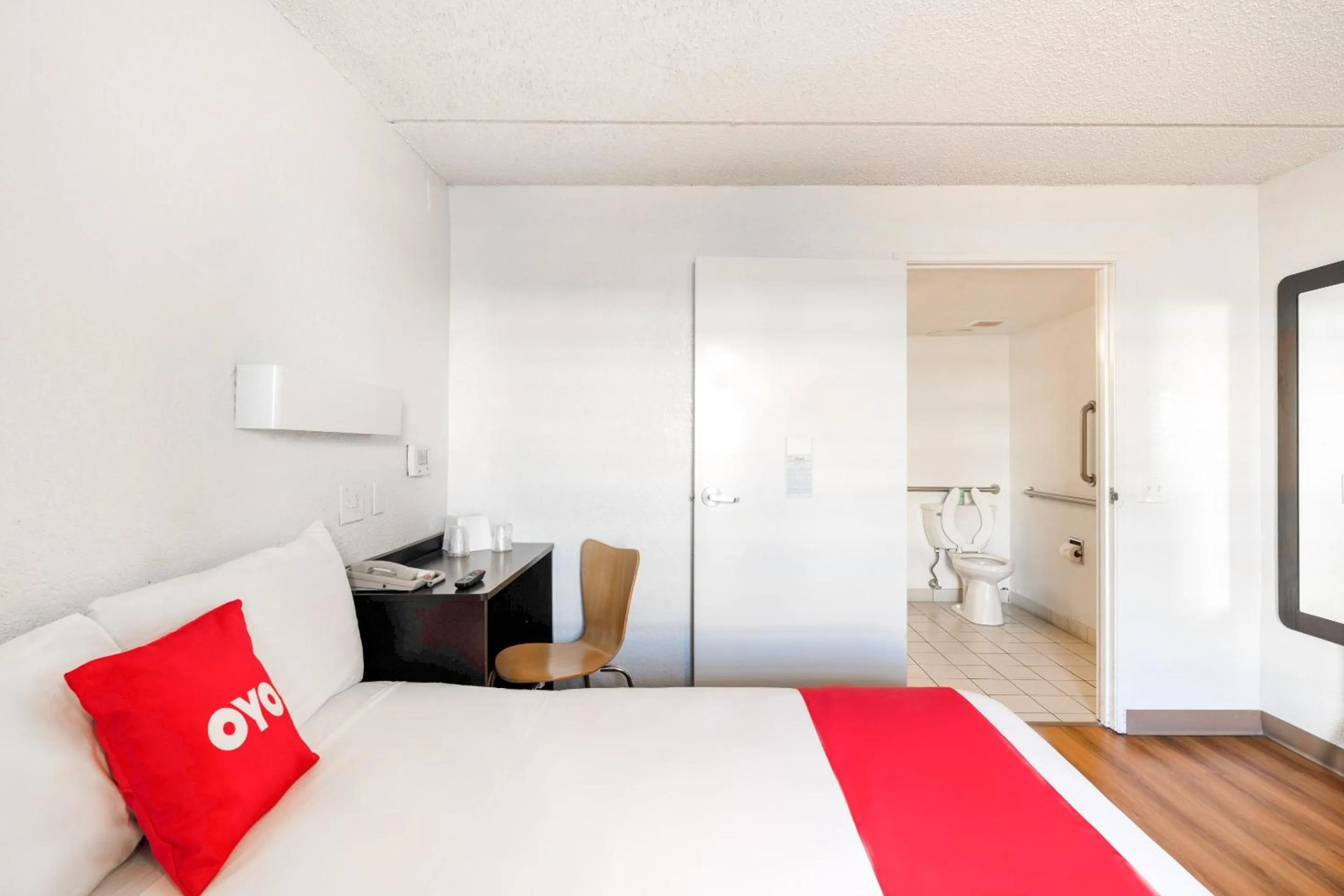 Bedroom, Bed in OYO Hotel Houston Katy Freeway