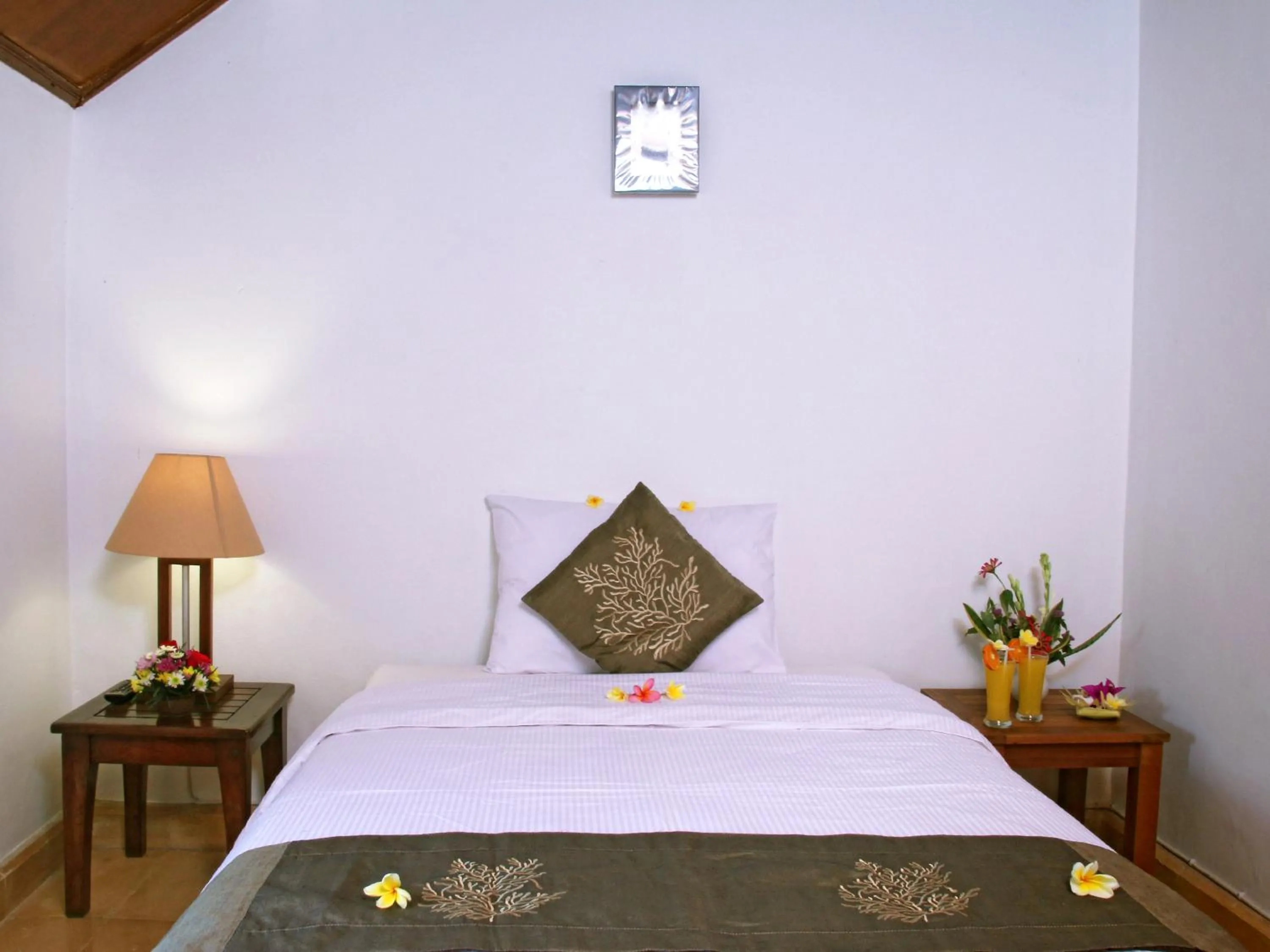 Single Bedroom Solo Traveler Villa in Toya Retreat Villa