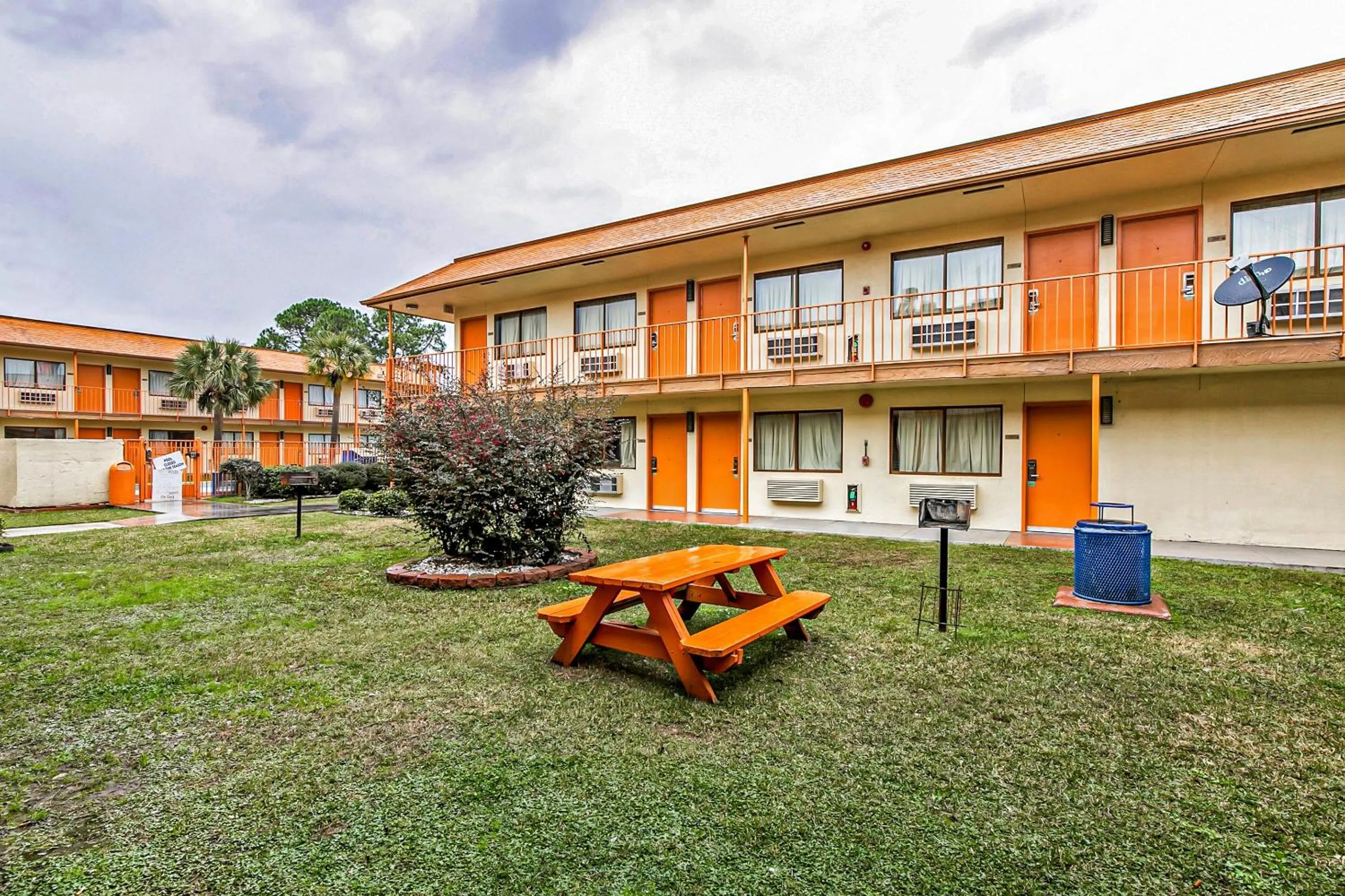 Garden in OYO Hotel Lake Charles Hwy 10