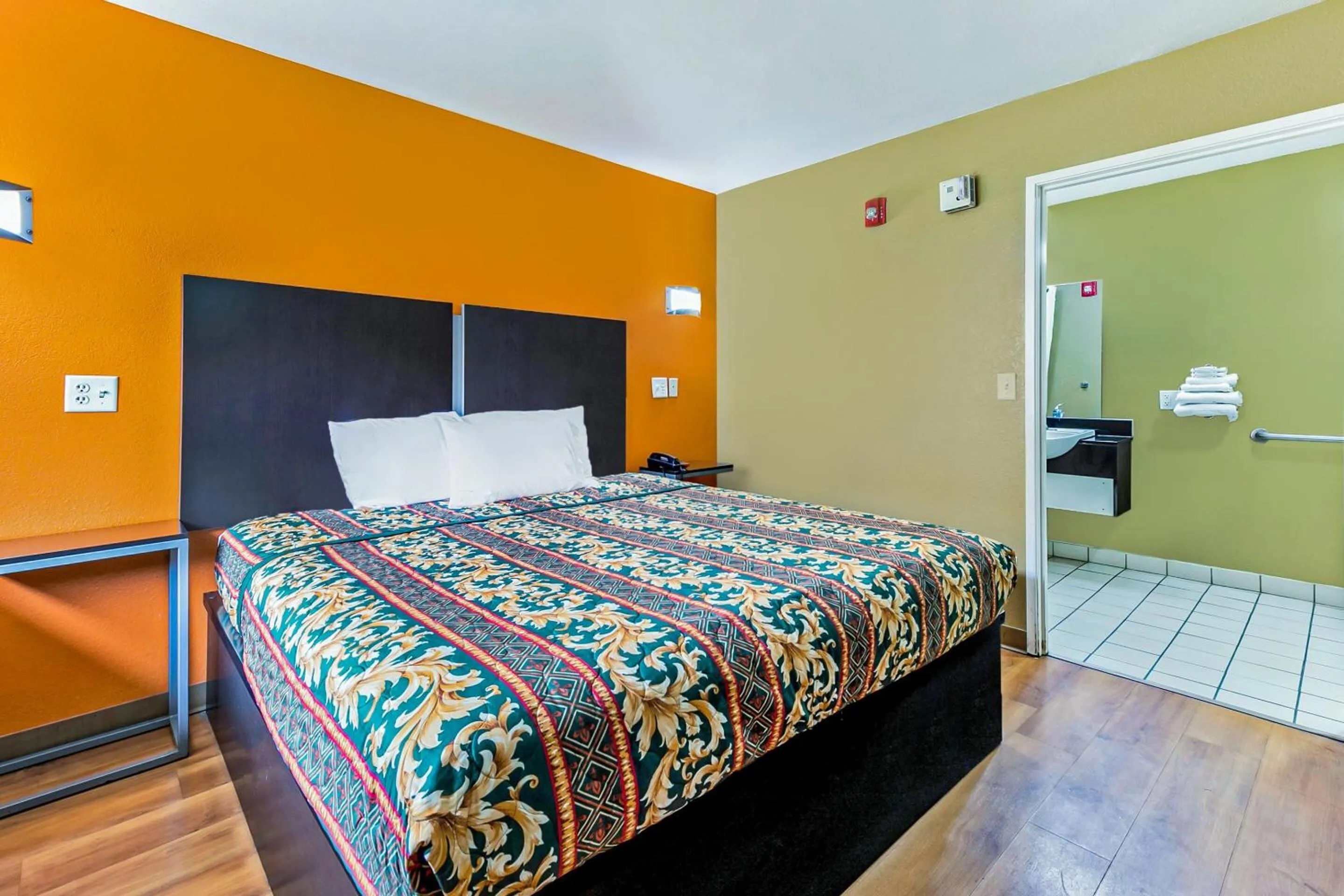 Bedroom in OYO Hotel Lake Charles Hwy 10