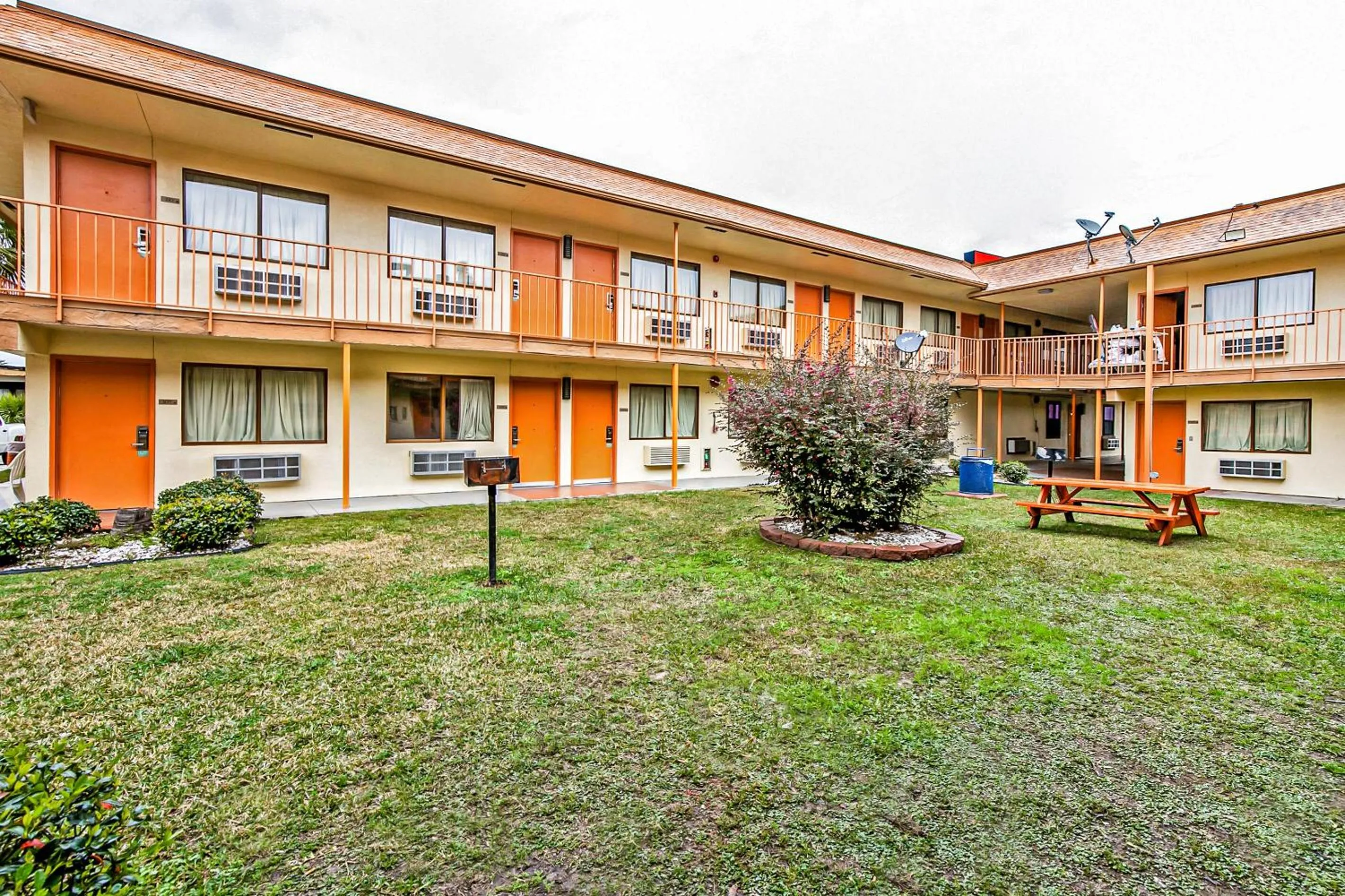 Garden in OYO Hotel Lake Charles Hwy 10