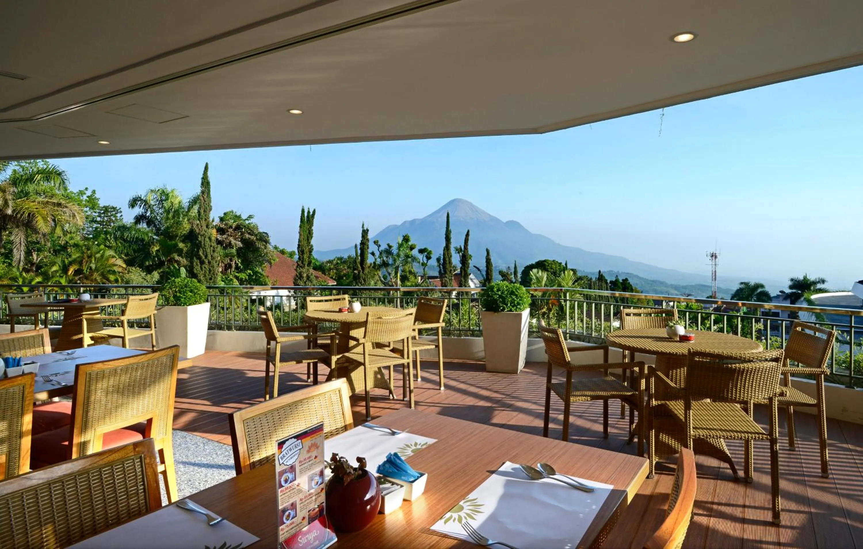 Restaurant/places to eat in Surya Hotel & Cottages Prigen