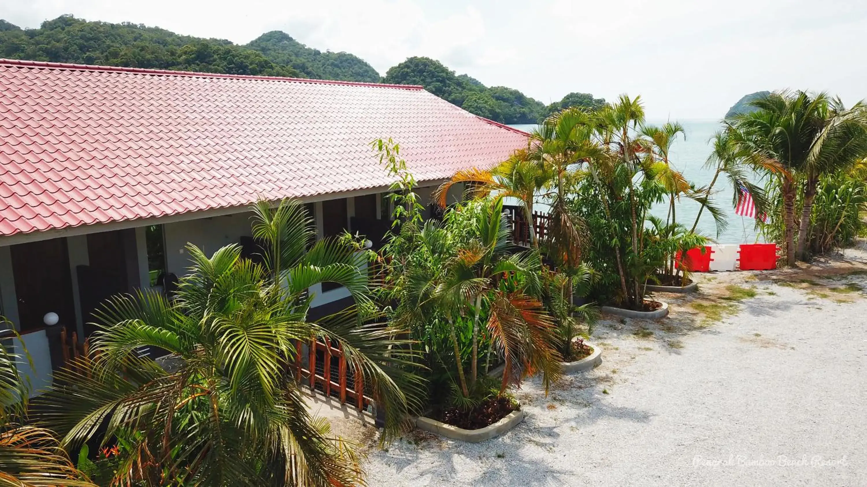 Property building in Penarak Bamboo Beach Motel Property building in Penarak Bamboo Beach Motel