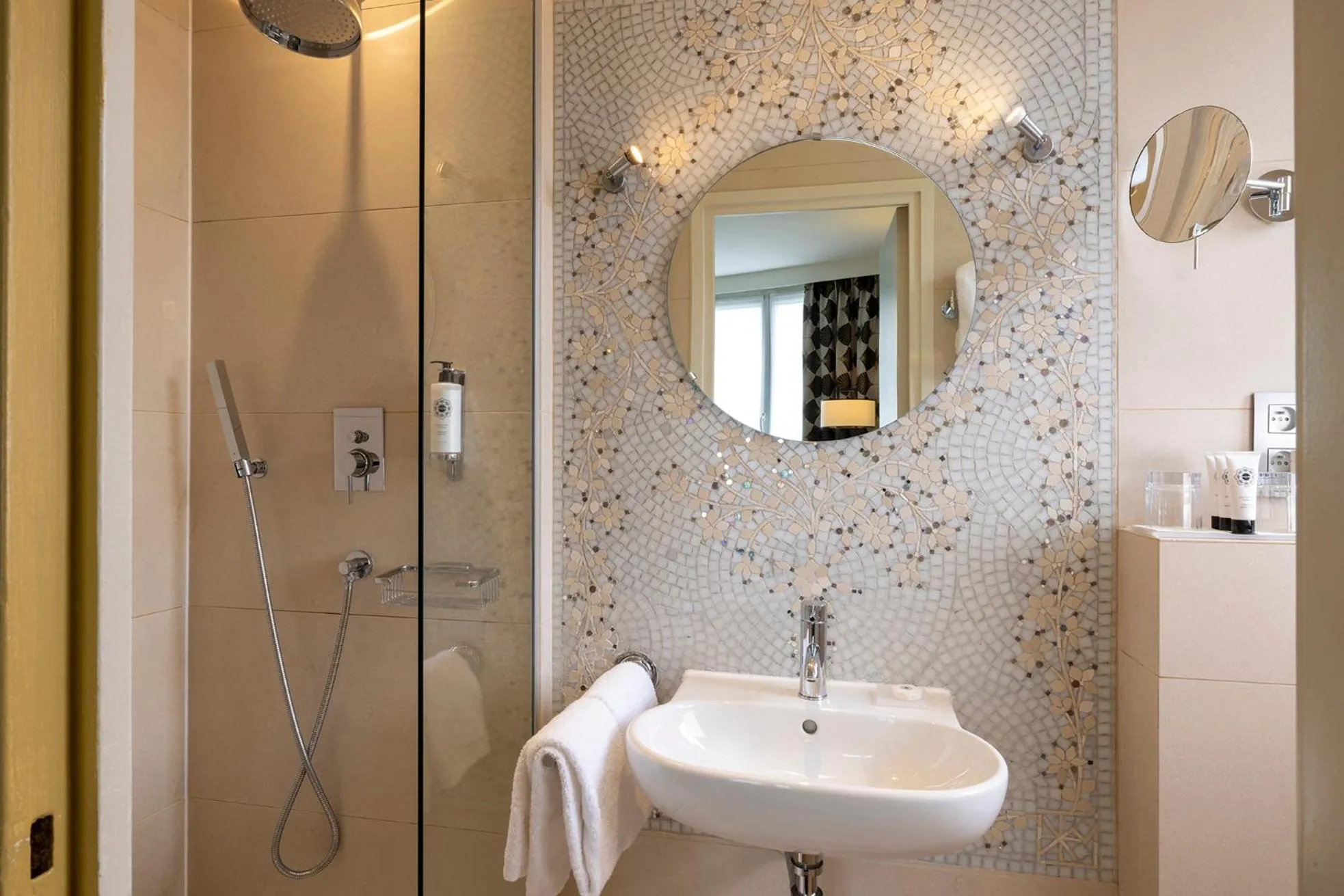 Bathroom in Hôtel Aiglon