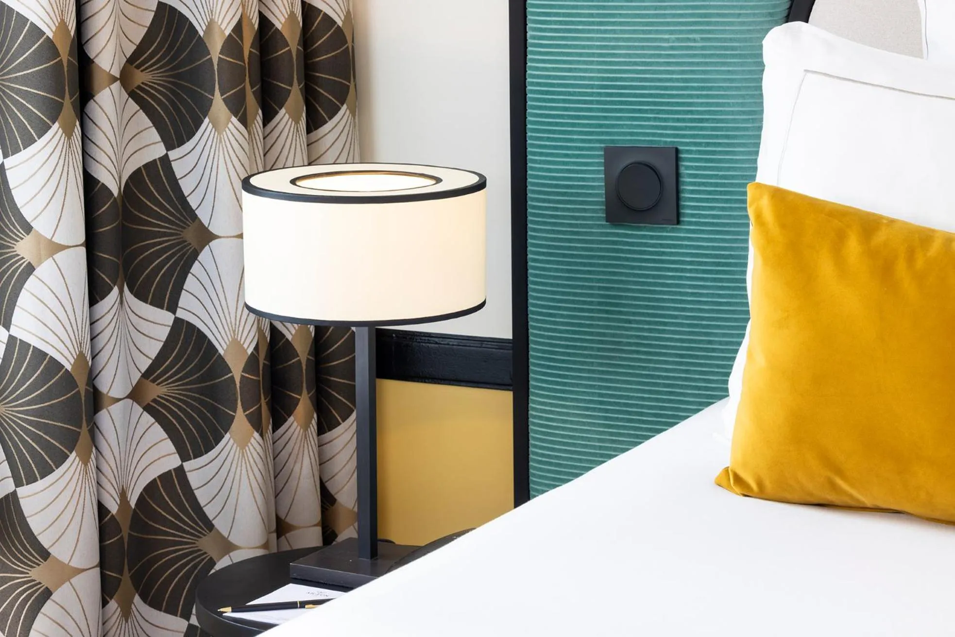 Bed in Hôtel Aiglon