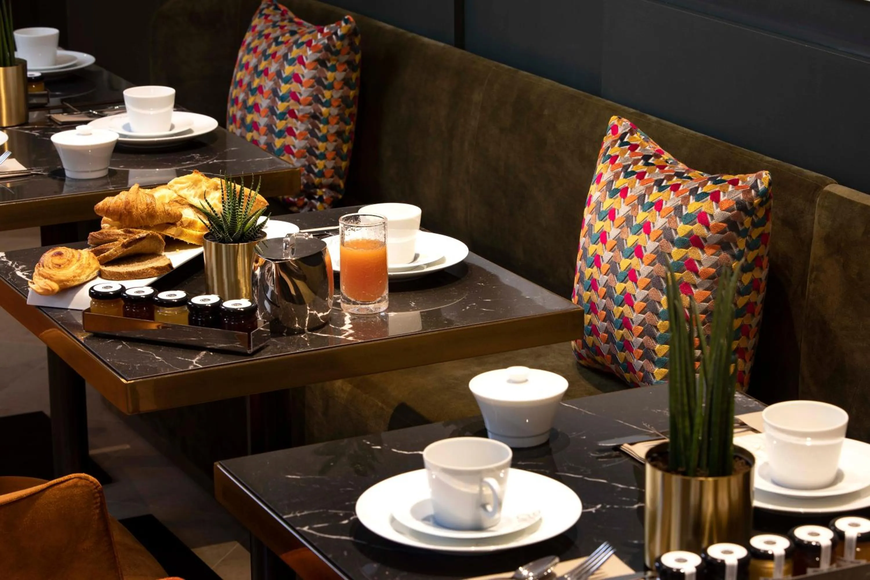 Buffet breakfast in Hôtel Aiglon