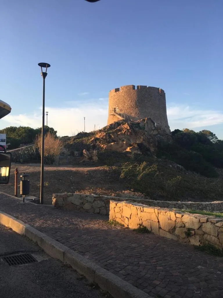 Nearby landmark in Unique Art